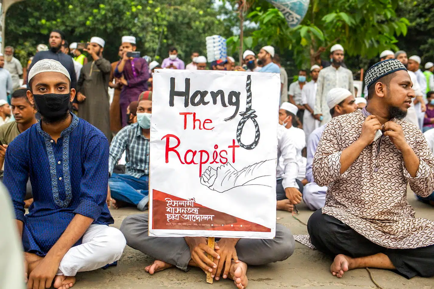 Torsdag vedtog regeringen i Bangladesh en lov, der betyder, at voldtægt kan straffes med døden. Og nu er fem mænd dømt til døden for en gruppevoldtægt mod en dengang 15-årige pige i 2015. Her ses demonstranter mod den stigende vold mod kvinder, som landet oplever.
