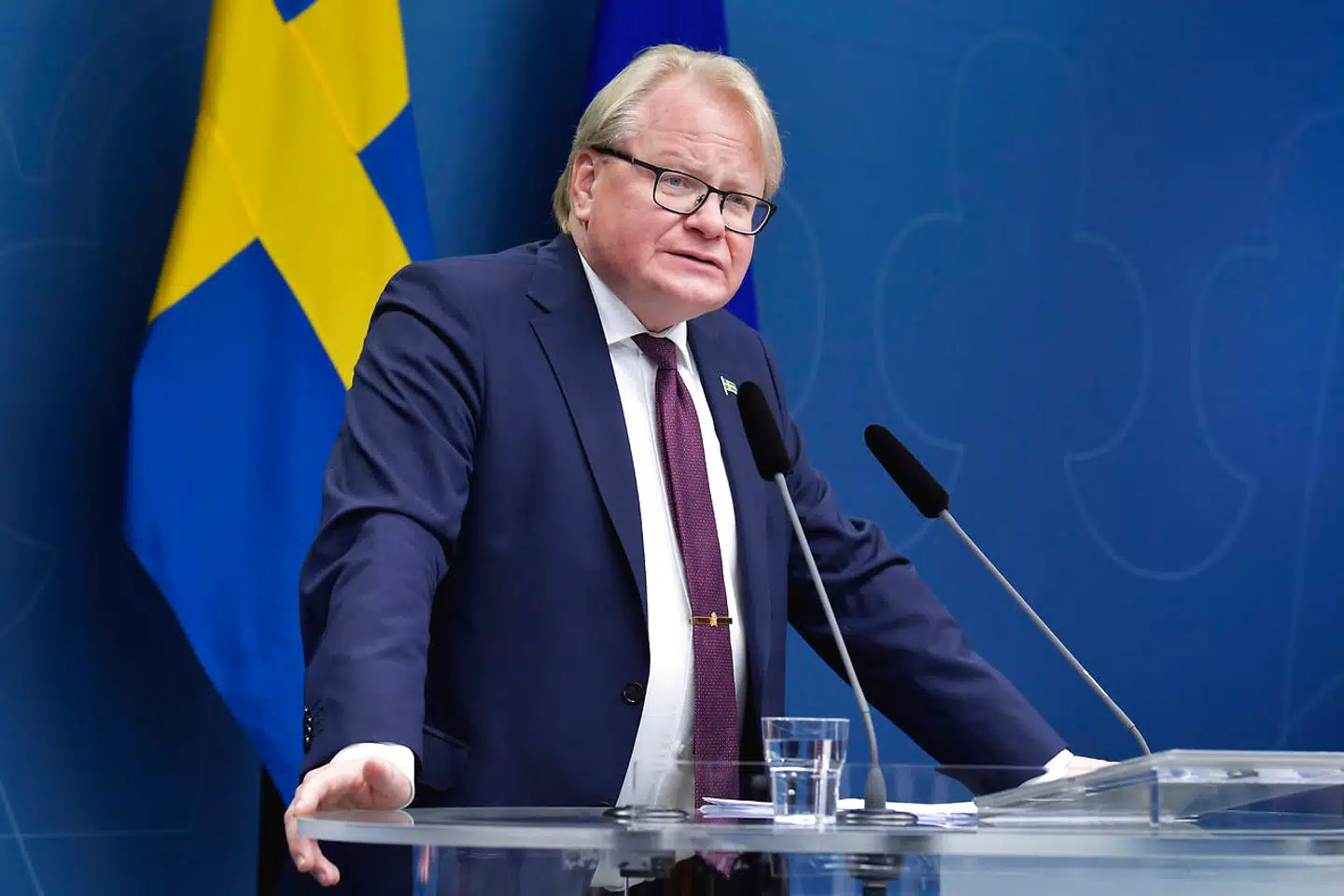 Den svenske regering foreslår at øge det svenske forsvarbudget med 40 procent på grund af en øget sikkerhedstrussel fra Rusland.