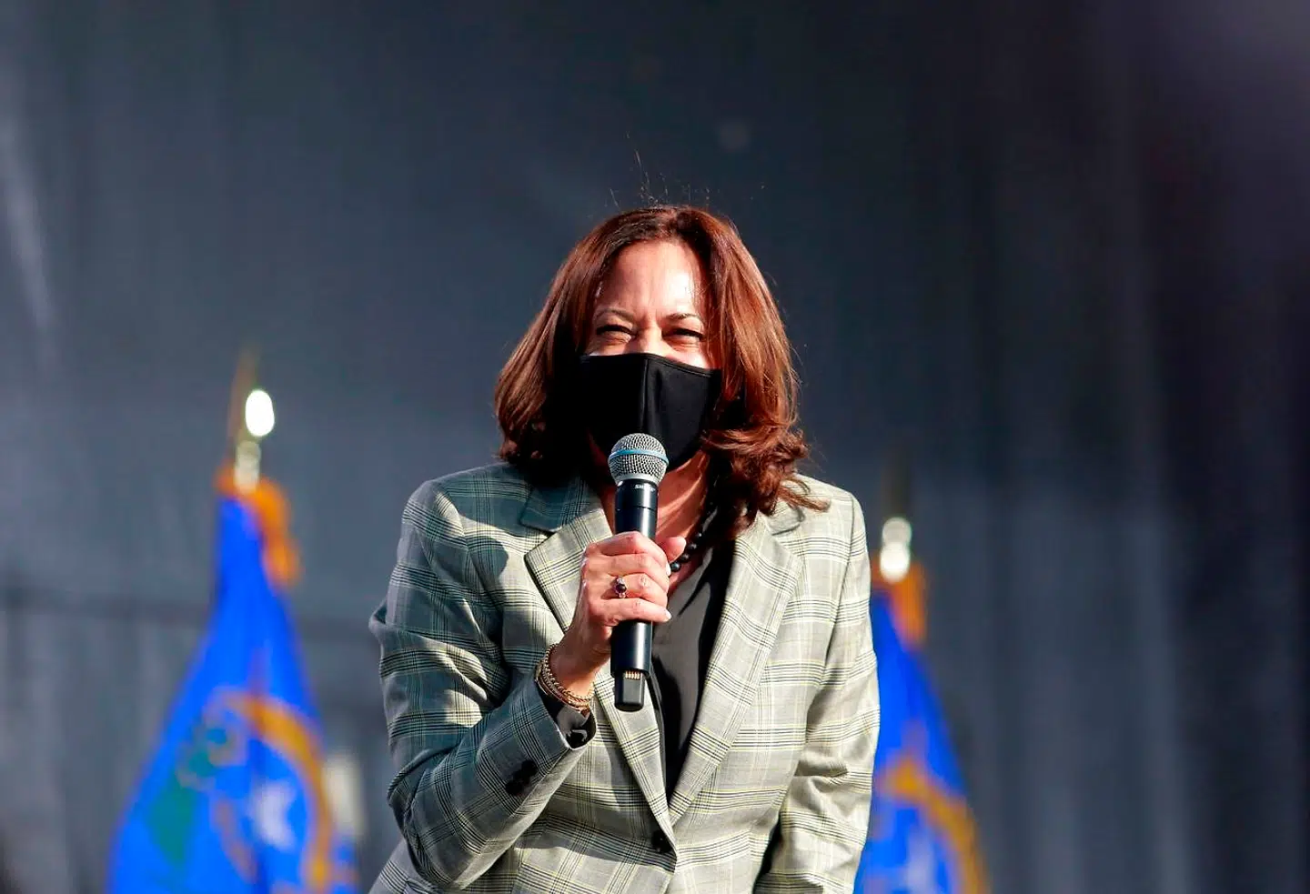 Et medlem af Kamala Harris' stab er testet positiv for coronavirus, og derfor aflyser den demokratiske vicepræsidentkandidat alle rejseplaner og fysiske aktiviteter resten af ugen.