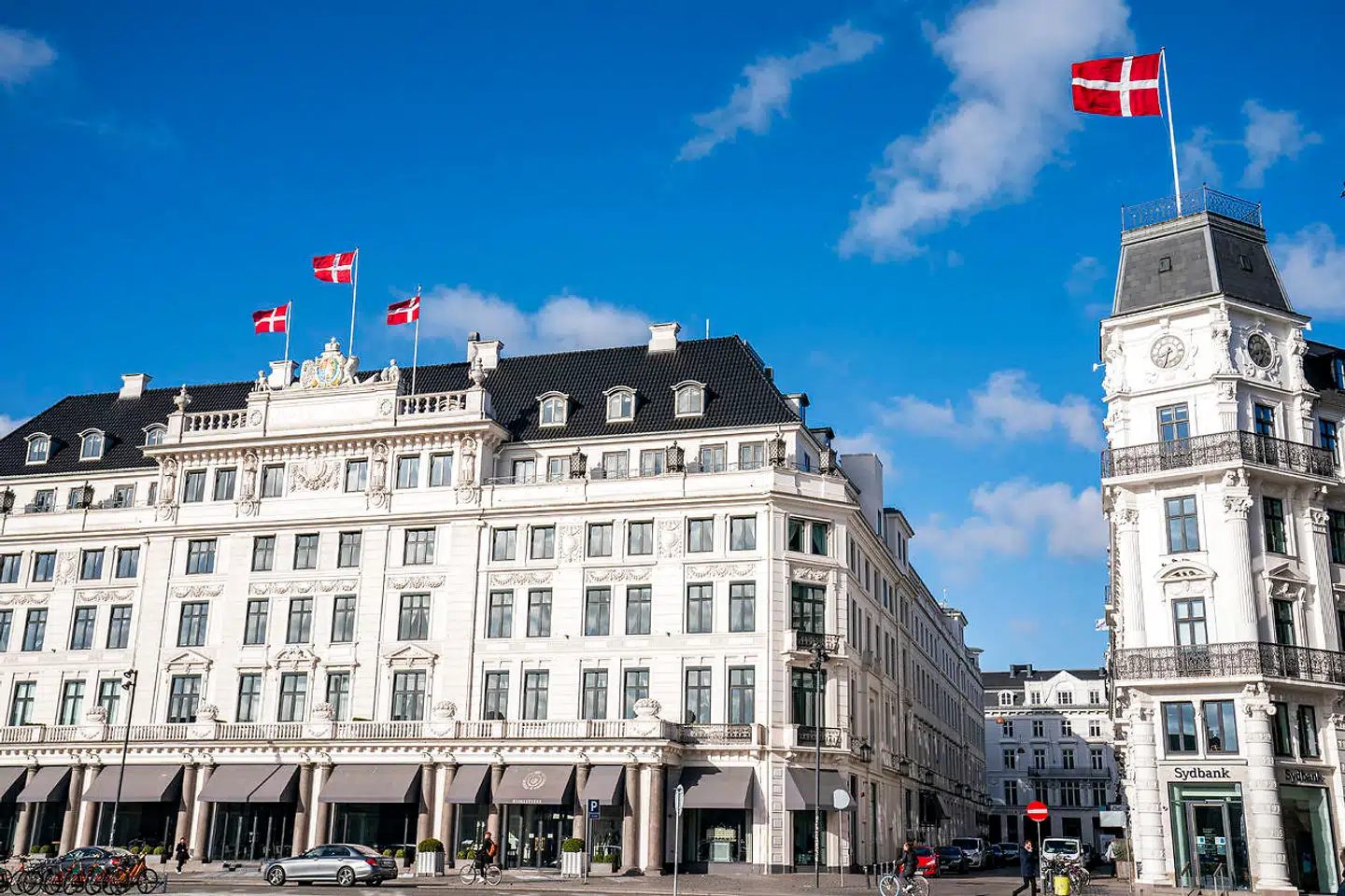 Turismekrisen er værst i Region Hovedstaden. Her var der knap to mio. færre overnatninger i sommermånederne sammenlignet med sidste år, ligesom de københavnske hoteller i efteråret igennemsnit har oplevet omsætningsfald på 75 procent sammenlignet med efteråret 2019.