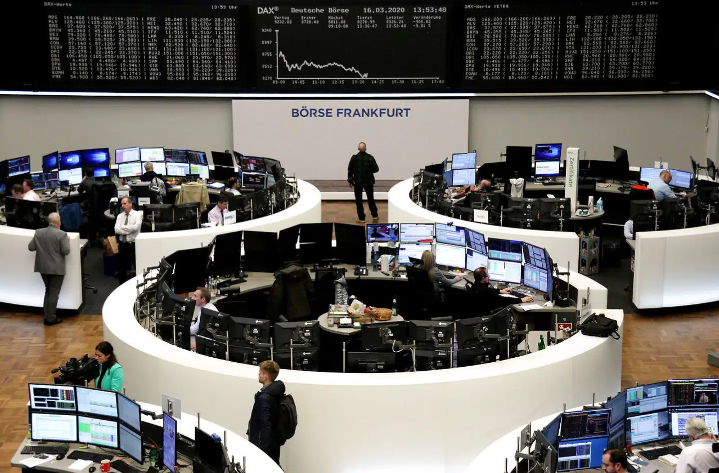 De tyske aktier falder markant torsdag, hvor store selskaber som Daimler, Volkswagen og Allianz falder med omkring fire procent. Arkivfoto: Reuters/Ritzau Scanpix
