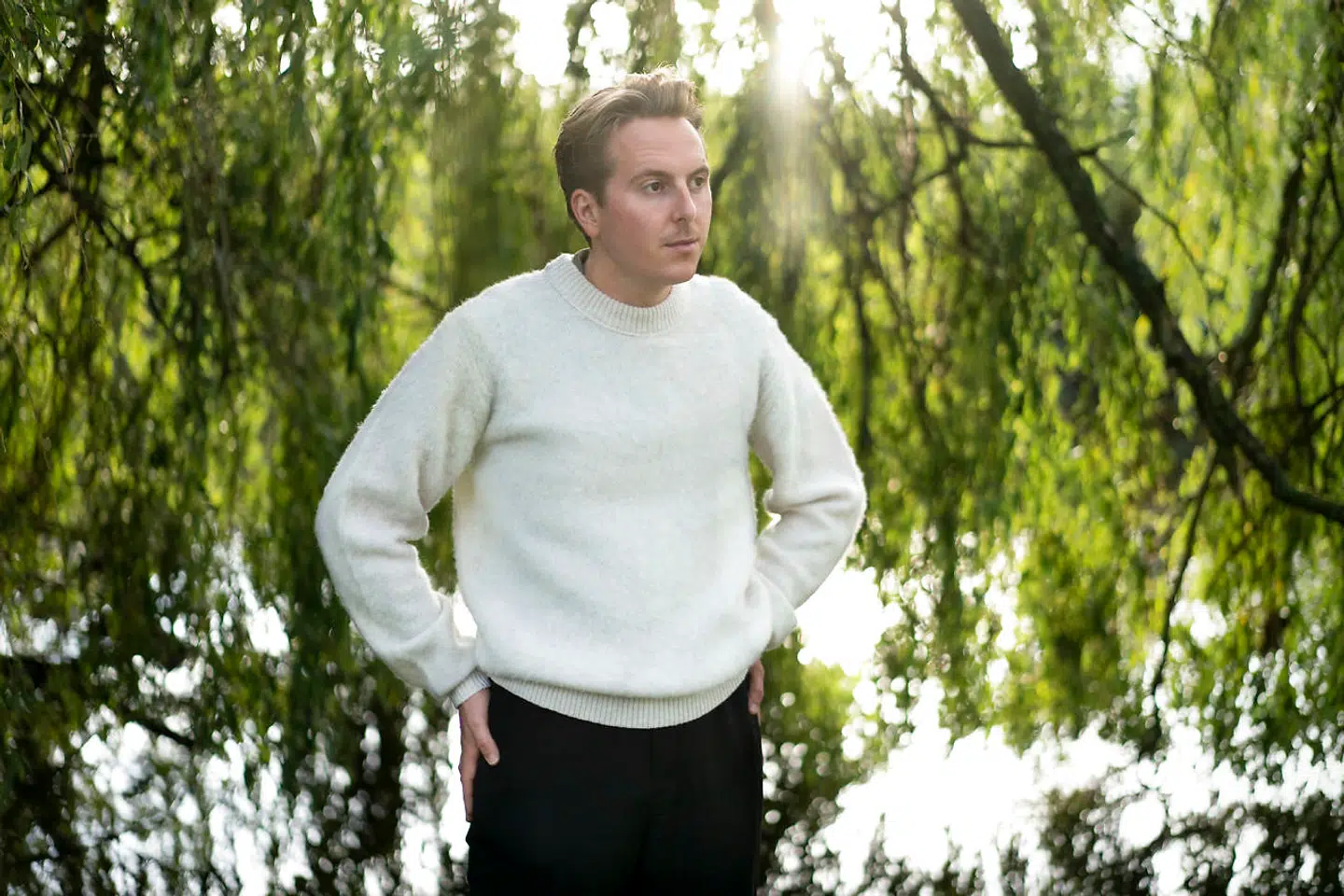 »Man kan kun curle sit barn, hvis man har overskudet til det. Så når vi bruger det ord, synes jeg, vi anerkender, at vi lever i et klassesamfund. Og det er der noget ret skønt ved – fordi det gør vi,« siger Thomas Korsgaard i dette portrætinterview om generationen af curlingbørn.