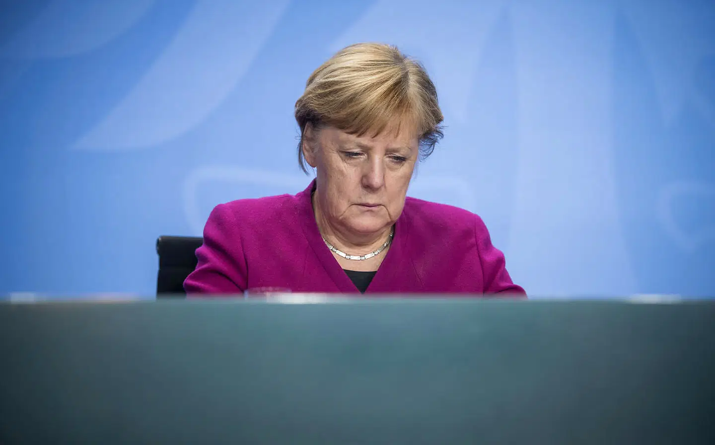 »Vi er allerede i en fase, hvor udbruddet vokser eksponentielt. De beslutninger, vi træffer de kommende dage og uger vil blive afgørende for, hvordan vi kommer gennem denne pandemi,« siger Merkel.