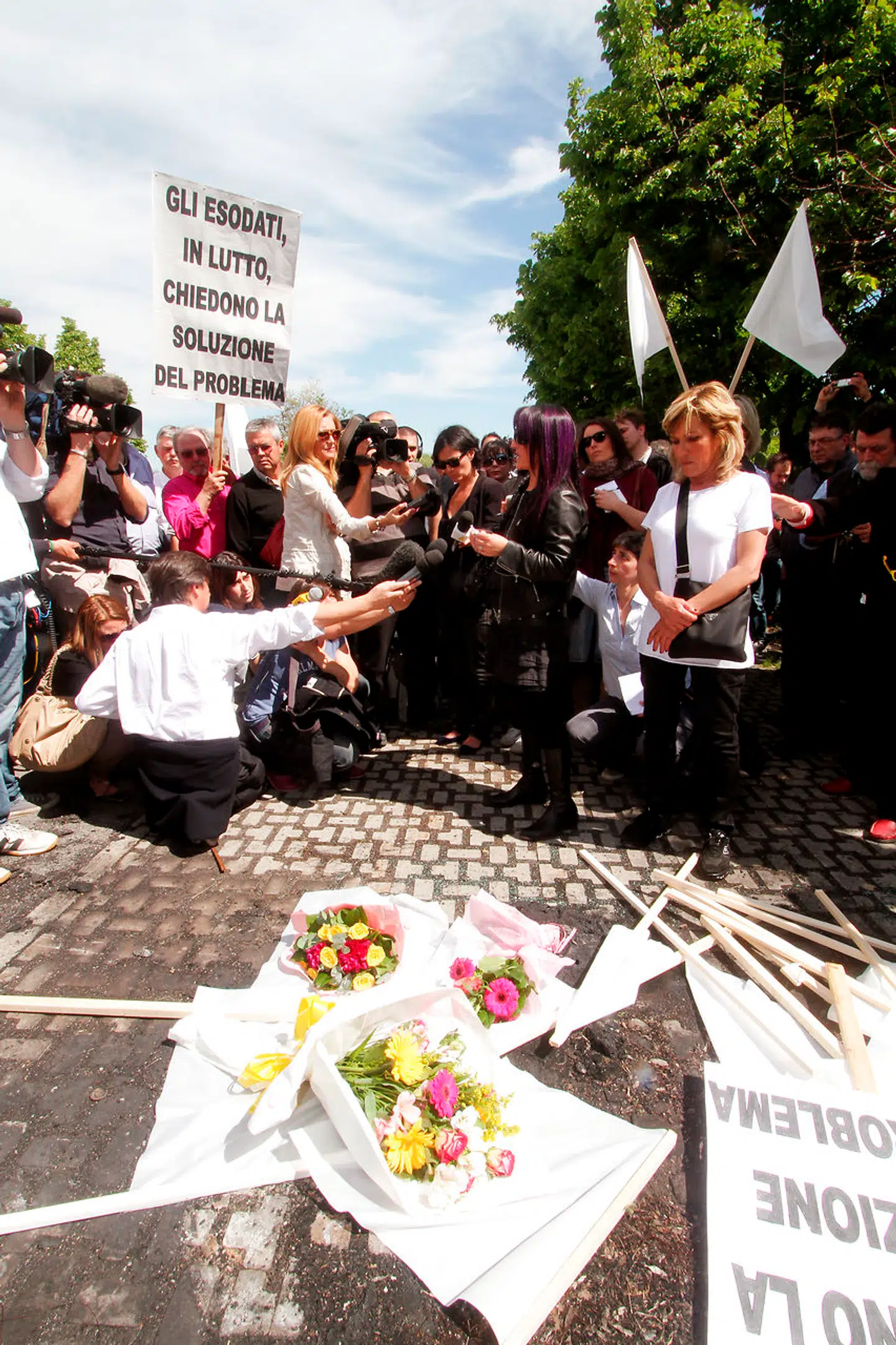 Finans- og gældskrisen i begyndelsen af 2010erne drev mange sydeuropæere til desperate handlinger. Her er der mindehøjtidelighed for entreprenøren Giuseppe Campaniello, som i maj 2012 brændte sig selv ihjel uden for det italienske skattevæsens bygning i Bologna.