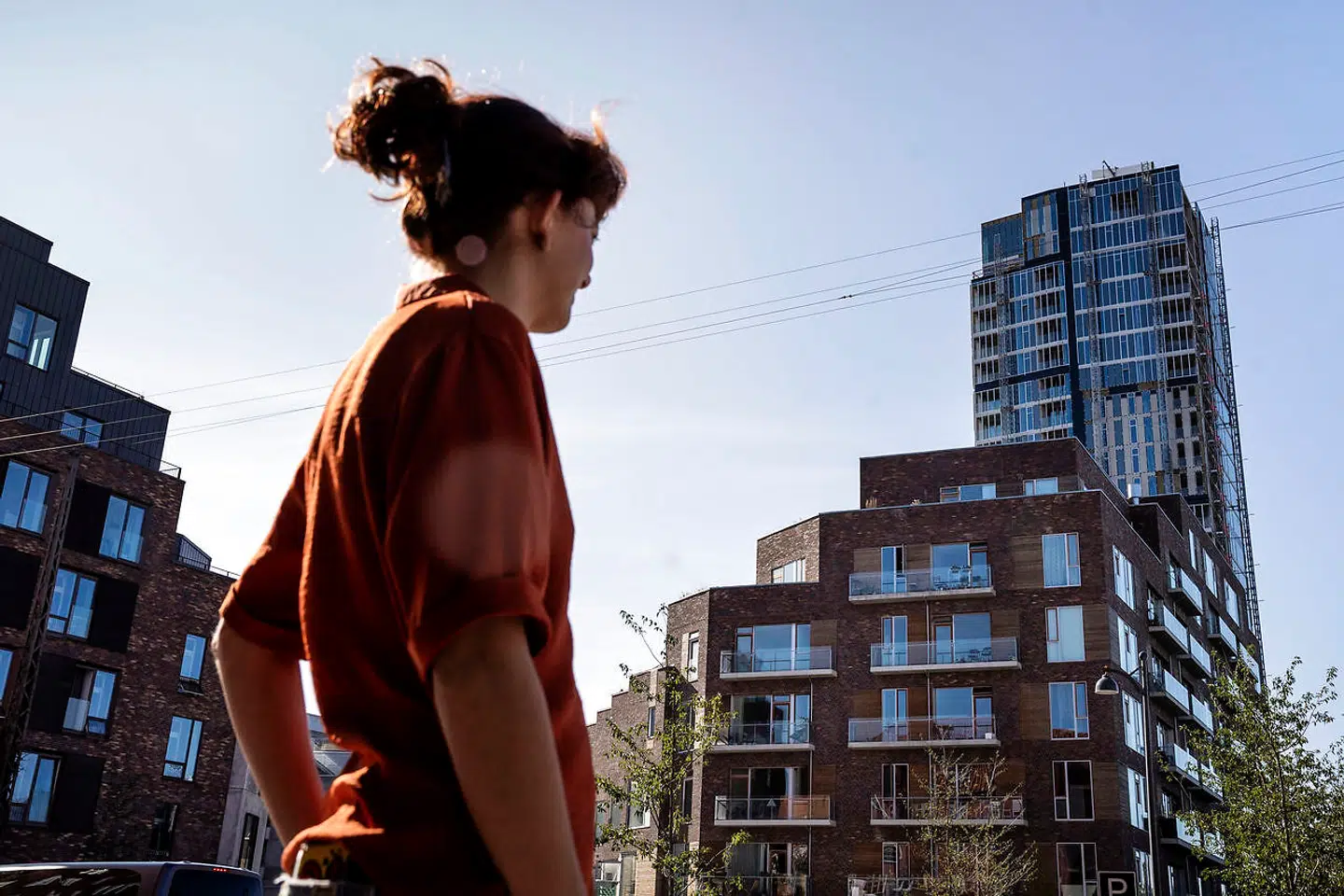 En whistleblower advarede i februar om groft byggesjusk i et skandalehøjhus på Amager, men også i to etageejendomme ved siden af. Ejendomsselskabet Heimstaden har meldt ud, at det vil undersøge betonen i etageejendommene, imens flere beboere i Berlingske har fortalt om en stribe af problemer såsom vand i kælderen, revner i vægge og vandskader i flere lejligheder.