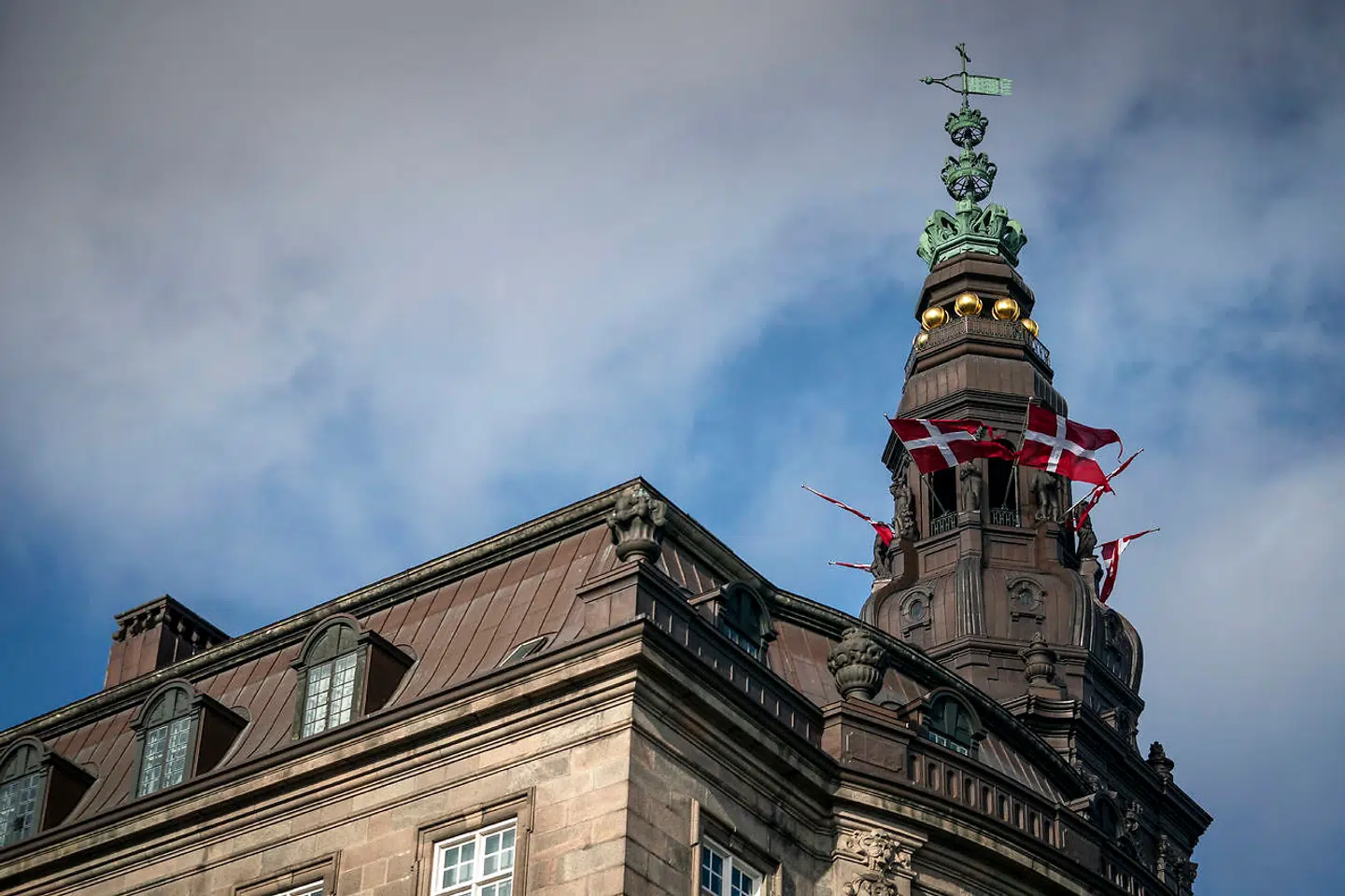 Flagene vejrer på »demokratiets højborg«, Christiansborg, i forbindelse Folketingets åbning tirsdag i sidste uge. På Christiansborg ligger et eksemplar af Danmarks Riges Grundlov, som flere eksperter finder utidssvarende.