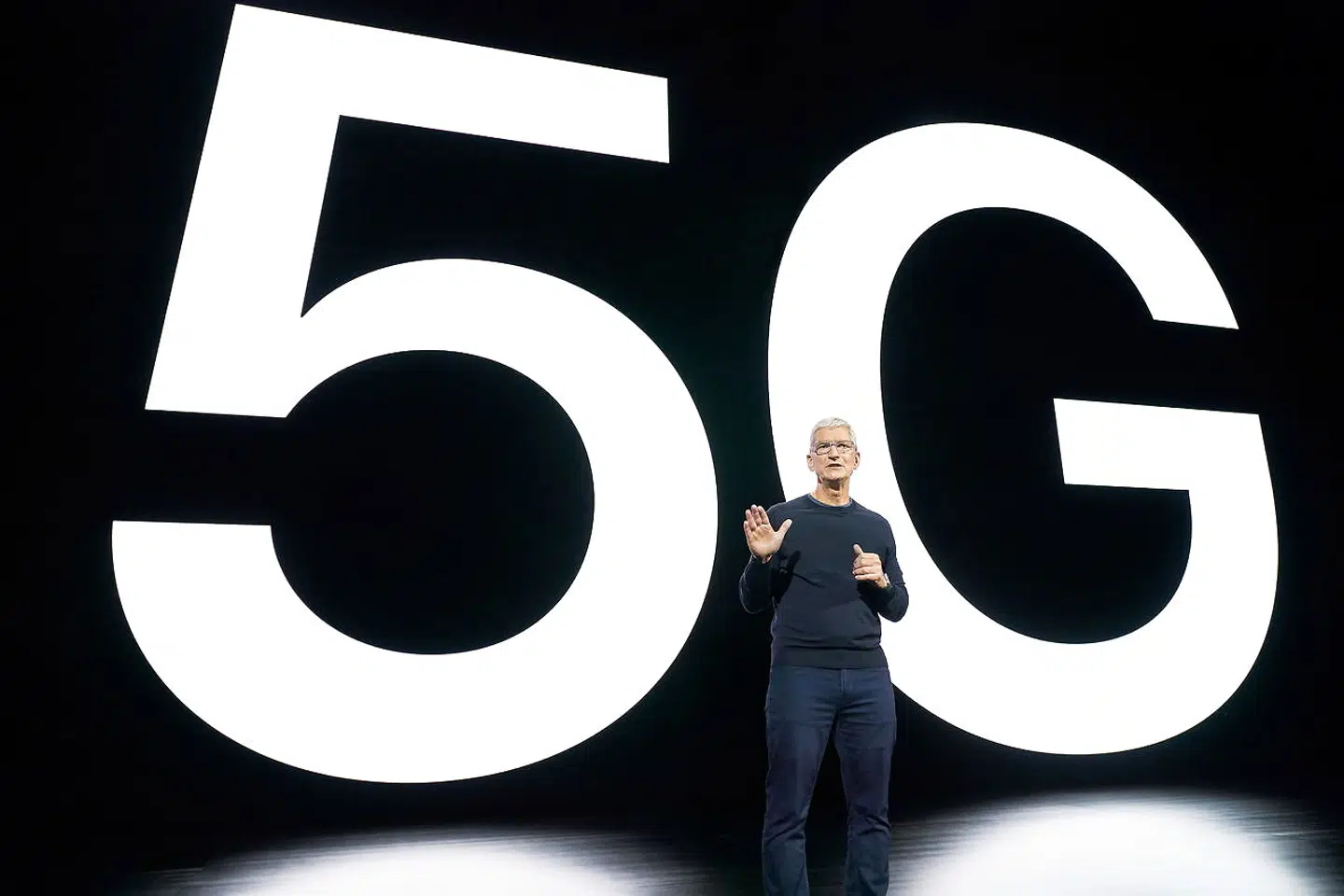 Apples administrerende direktør, Tim Cook, fortæller, at 5G-teknologi vil være indbygget i alle versioner af iPhone 12.