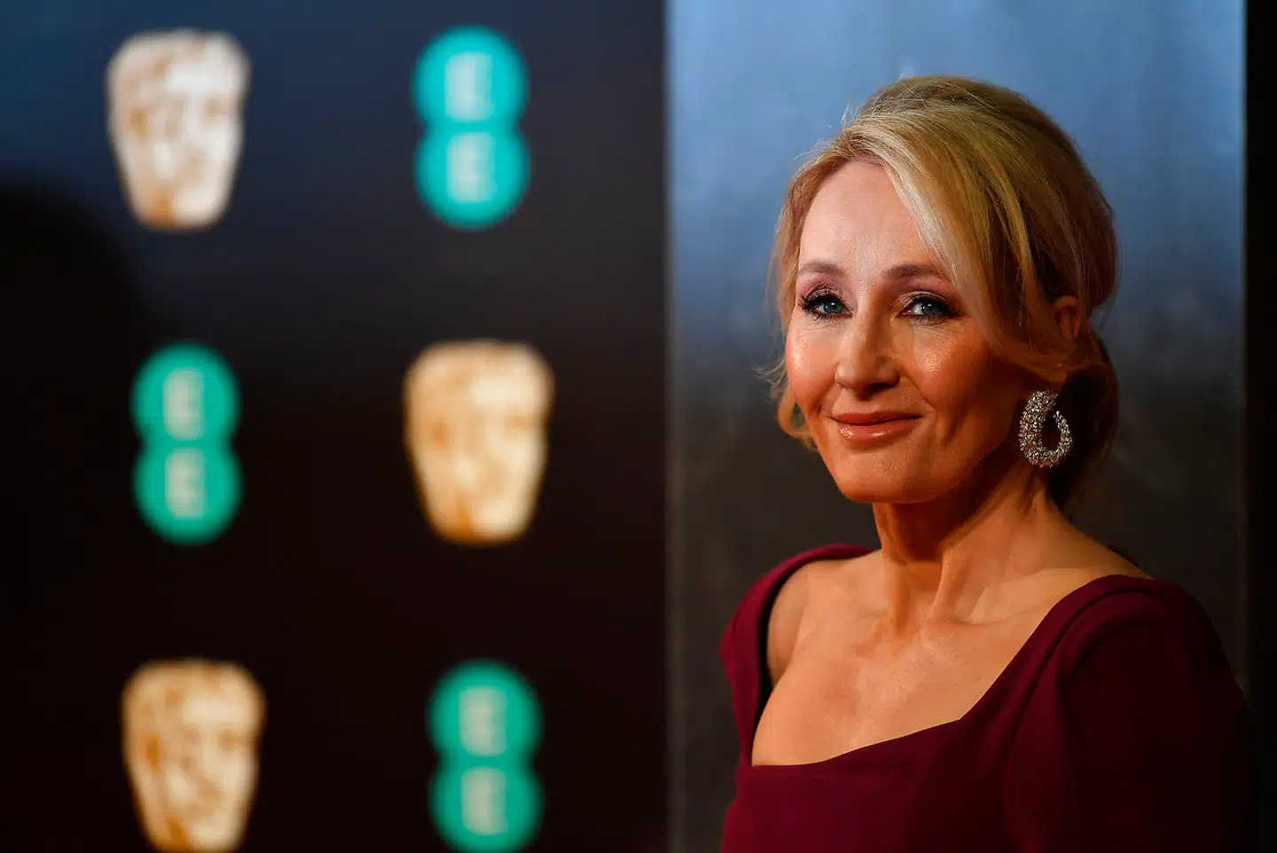 »Hvor længe mon en af verdens største nulevende fantasyforfattere vil stille sig tilfreds med blot at skrive jævnt gode og lige lovlig fortænkte krimier«, spørger anmelder Jakob Levinsen. På billedet: Ankommer til BAFTA-prisuddelingen i 2017. Arkivfoto.