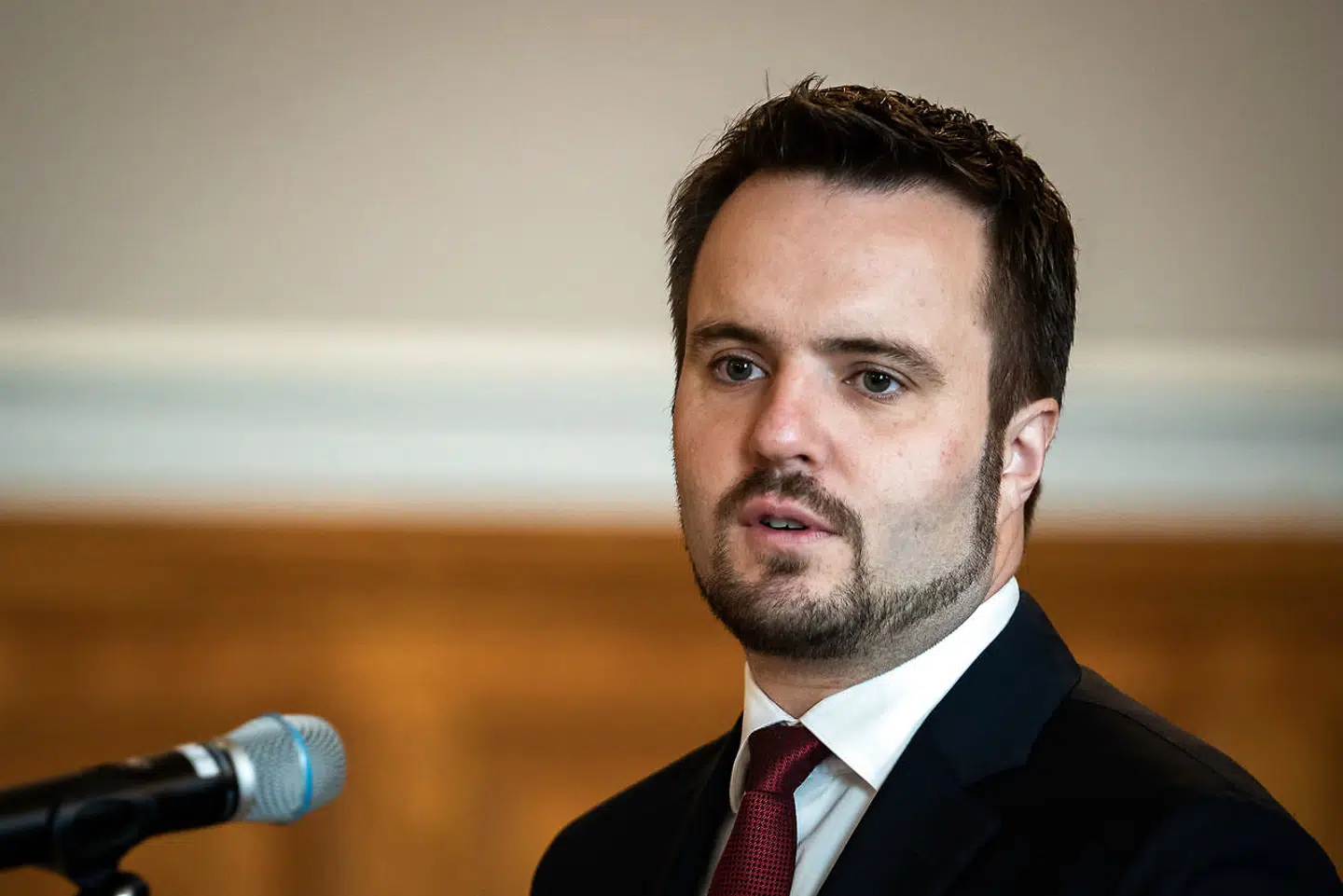 »Derfor er jeg glad for, at vi nu er enige om at kompensere de leverandører, der danner rammerne om festen med mad, sang og lokaler,« siger erhvervsminister Simon Kollerup (S) i meddelelsen.