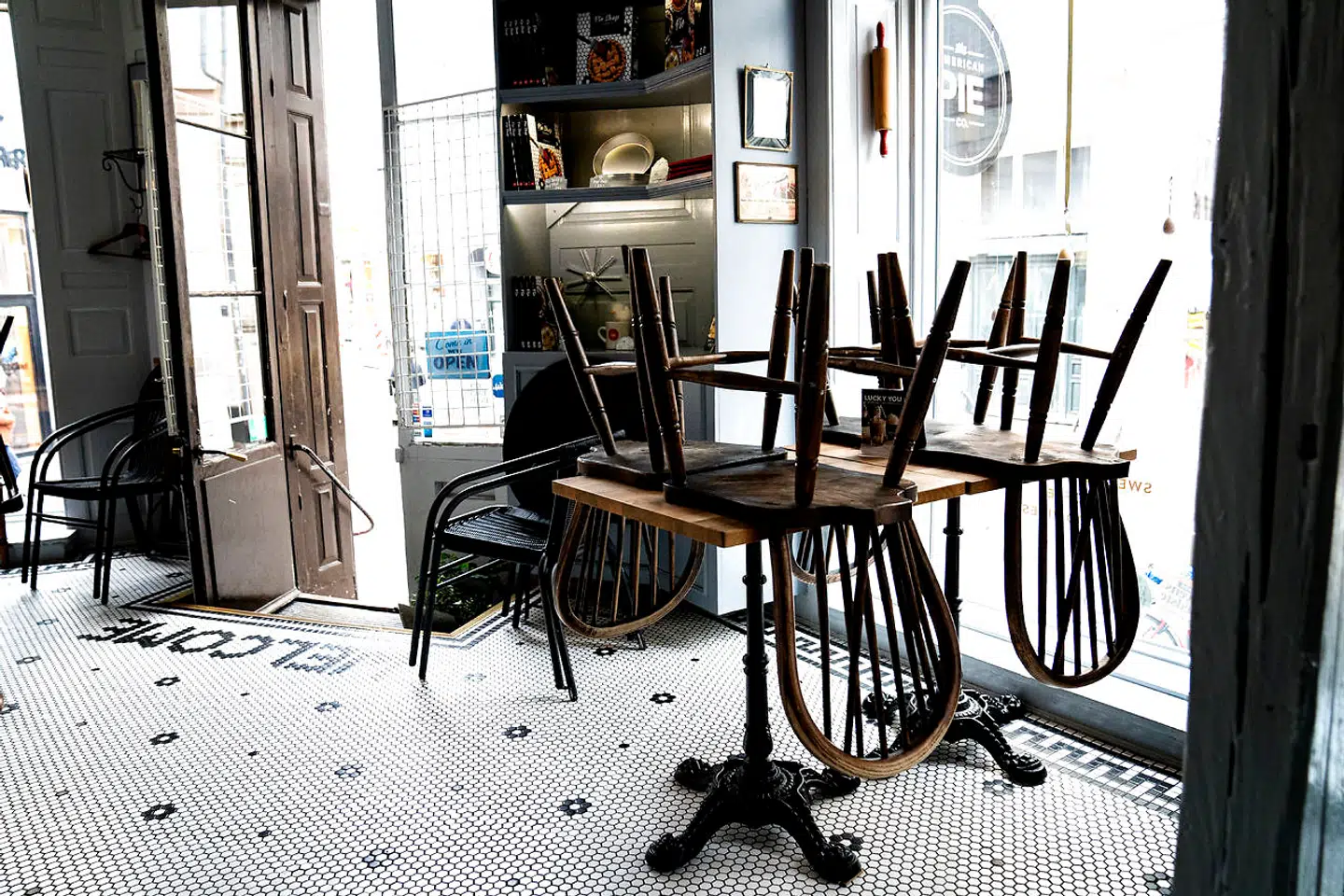 »Regeringen kan imidlertid ikke nøjes med at give EU skylden. Den har selv et ansvar for de politiske beslutninger, der fører til, at nødråbene fra hoteller, restauranter, cafeer, barer og andre dele af udelivet i Danmark i disse uger lyder højere og højere,« skriver Tom Jensen i denne leder.