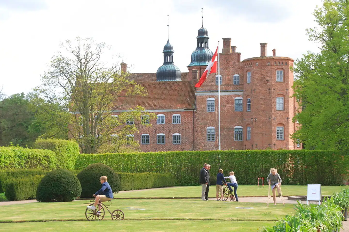 Knap 100.000 mennesker besøger hvert år herregårdsmuseet Gammel Estrup på Djursland. Nu har museet udsigt til at miste 40 procent af sit årlige driftstilskud på 3,8 millioner kroner.