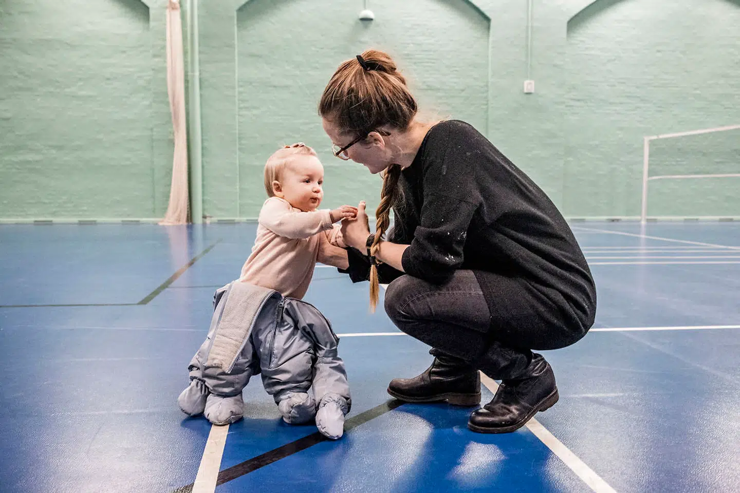 »Som mor kan du bruges som mælkejunge, omsorgsgiver og vaskekone, men ikke som fyrtårn, forbillede eller go-getter. Moderskabet har kun værdi inden for hjemmets fire vægge,« skriver Lisbeth Odgaard Madsen.
