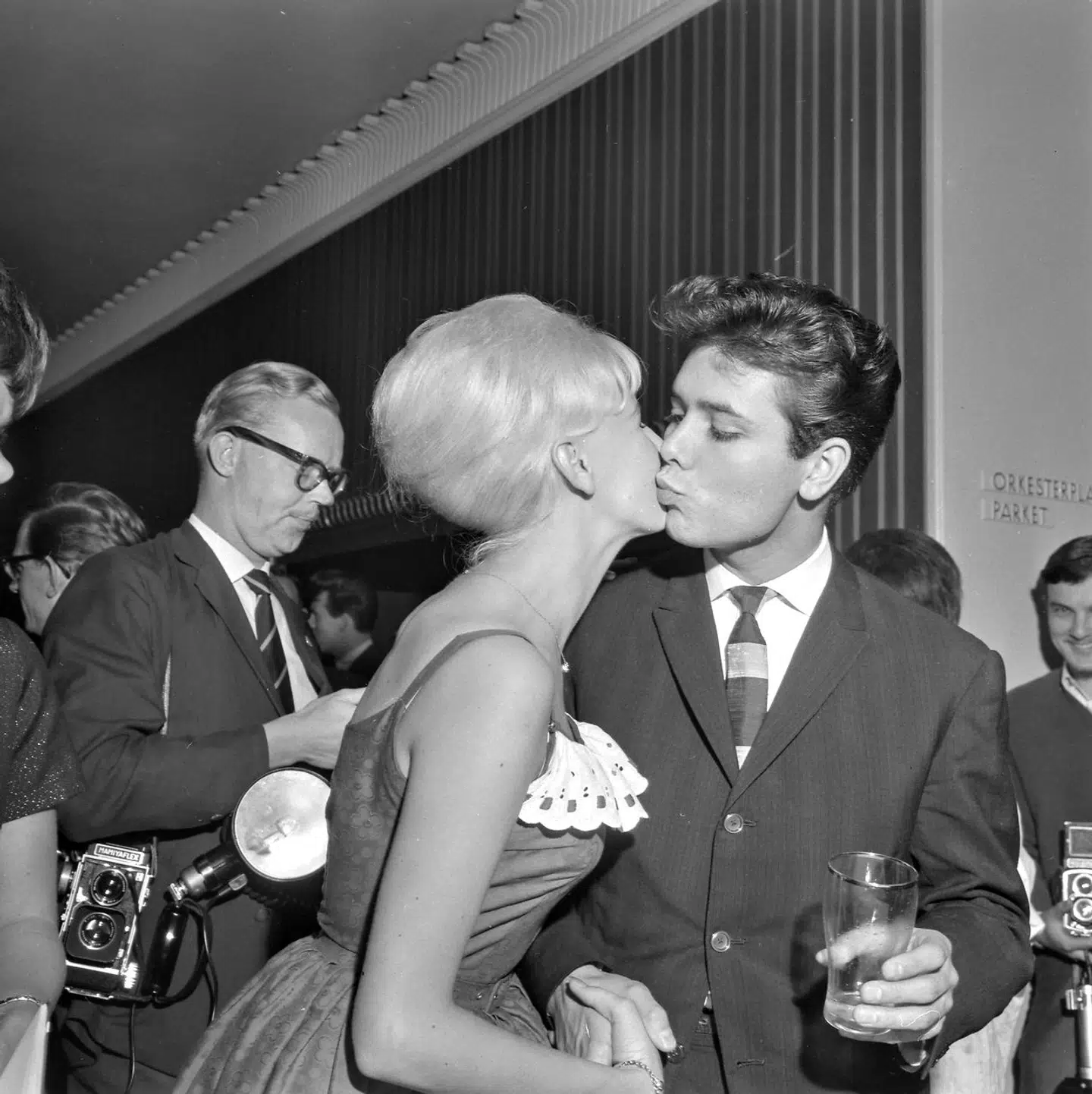 En ung Cliff Richard gæster Danmark 1961 og får et kys af den danske filmskuespiller Vivi Bak.