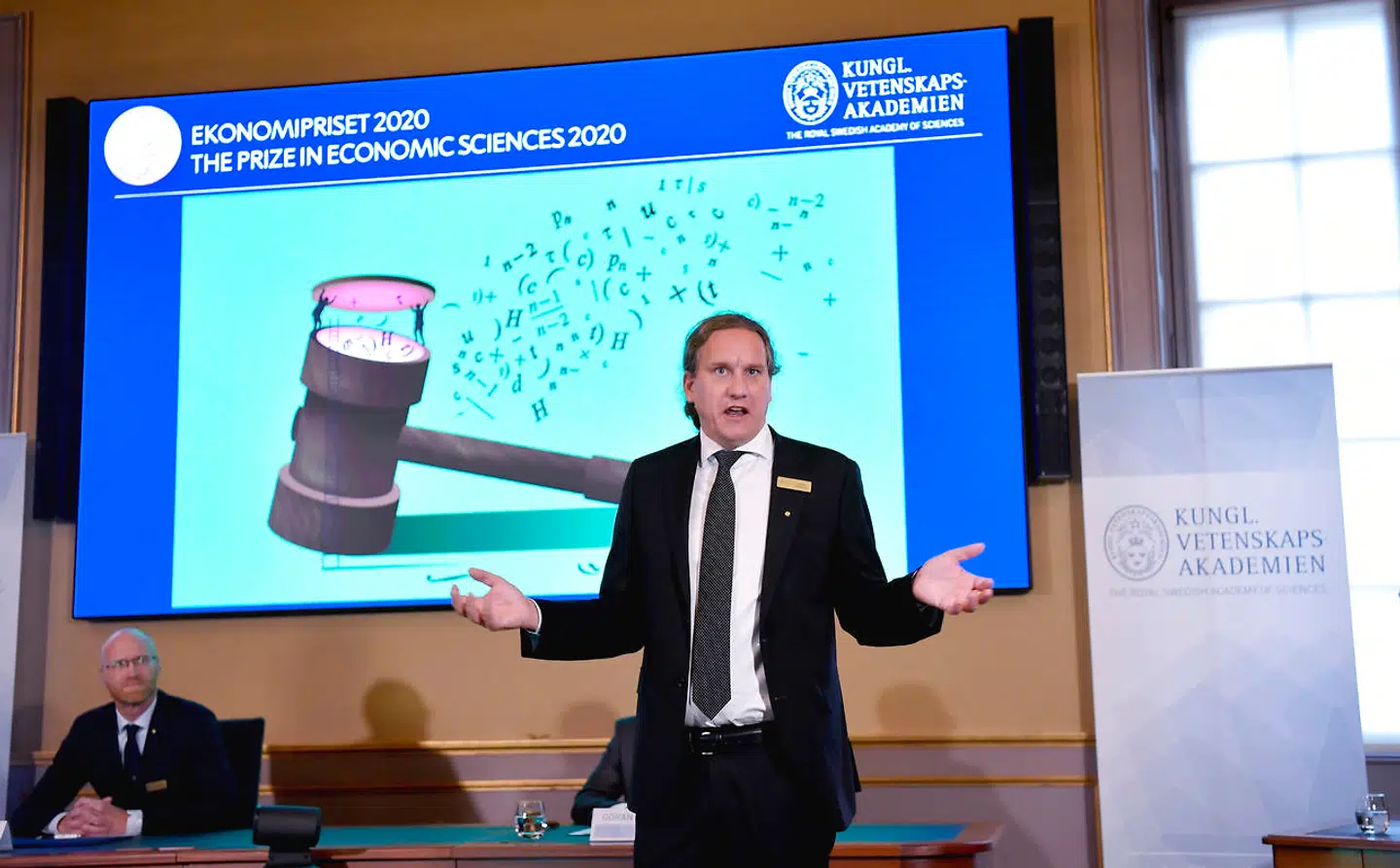 Tommy Andersson, talsmand for Nobelpris-komitéen, forklarer de to amerikanske prisvinderes auktionsteorier, da deres navne blev afsløret. Økonomernes auktionsformat blev i 1994 brugt for første gang, da de amerikanske myndigheder udbød radiofrekvenser til teleoperatører. Siden har flere andre lande også benyttet sig af formatet.