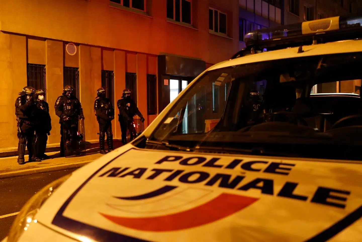 Politistationen i Paris-forstaden Champigny-sur-Marne var søndag aften under stærk bevogtning for at afskrække lokale kriminelle fra nye angreb på ordensmagten.