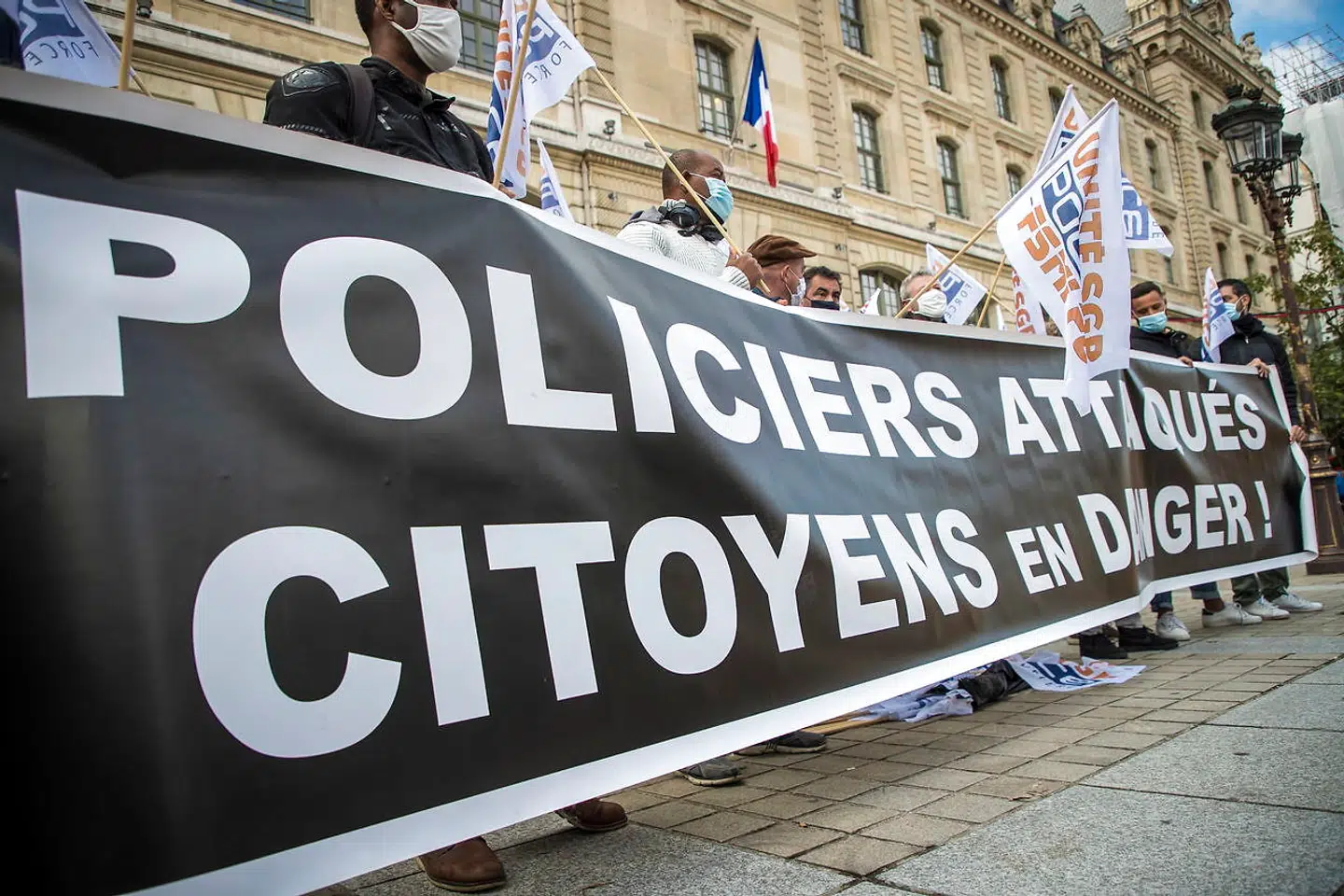 »Politifolk under angreb, borgere i fare« står der på et banner under en demonstration uden for politihovedkvarteret i Paris mandag, hvor fagforeningsrepræsentanter protesterede efter de seneste dages overfald mod ordensmagtens repræsentanter.