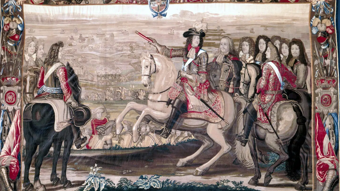 Christian V indledte en krig mod Sverige i 1675 og lod senere krigen beskrive i gobeliner, som hænger i Riddersalen på Rosenborg. Gobelinerne er imponerende kunsthåndværk, og Rosenborg lader i sin nye udstilling gobelinerne belyse, så de får nyt liv. På denne gobelin ser man Christian til hest under erobringen af Landskrona.