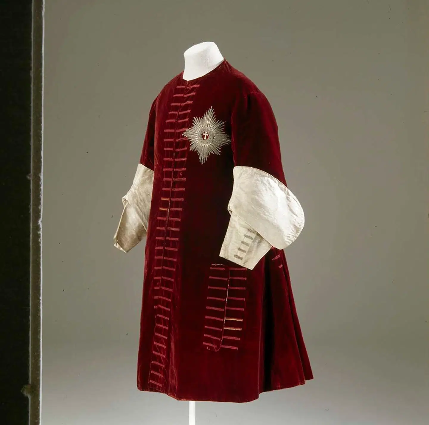 En af Christian Vs mange flotte ceremonielle dragter, som vises på udstillingen.