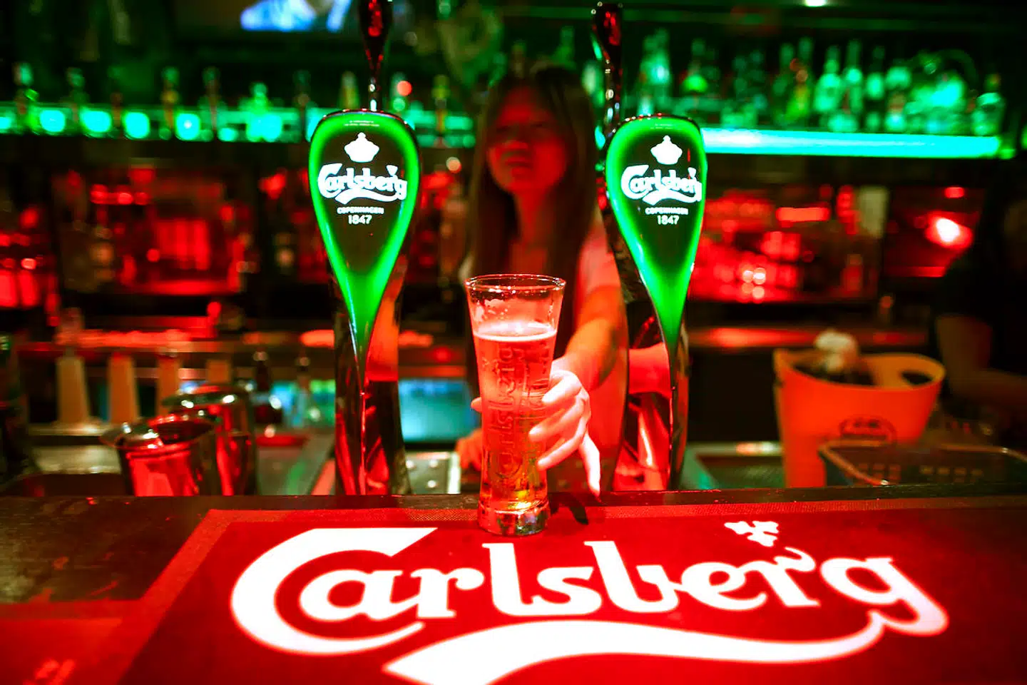 Det danske bryggeri Carlsberg har solgt store mængder øl i Malaysia, vel vidende at salget af øllene ville ende med afgiftsunddragelse.
