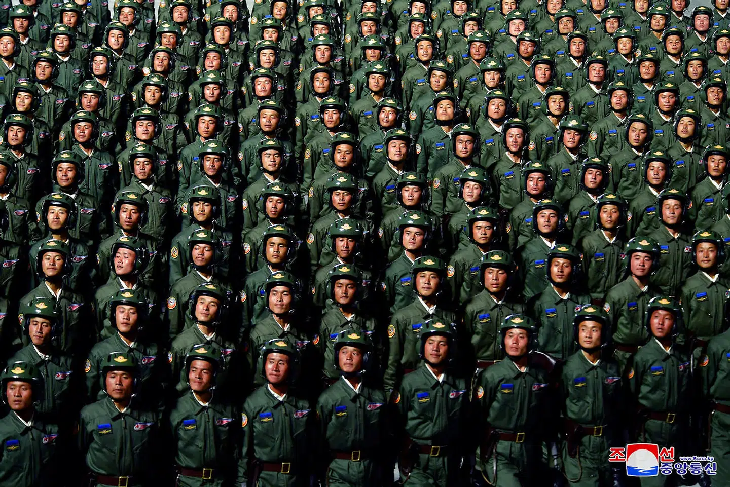 Nordkorea fejrede kommunistpartiets 75-årsjubilæum med en kæmpemæssig militærparade.