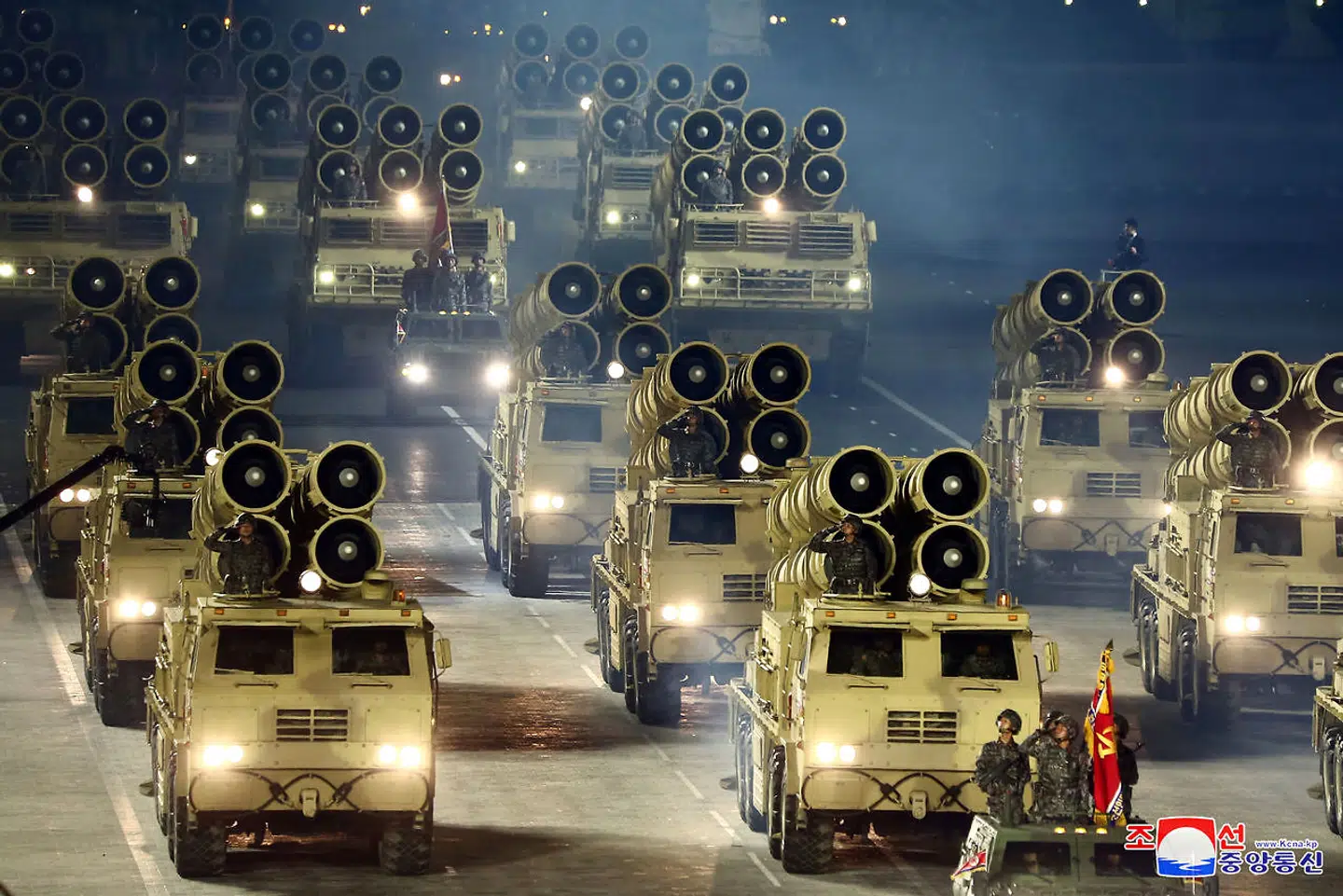 Militærfartøjer kører i optoget ved weekendens militærparade i Pyongyang.