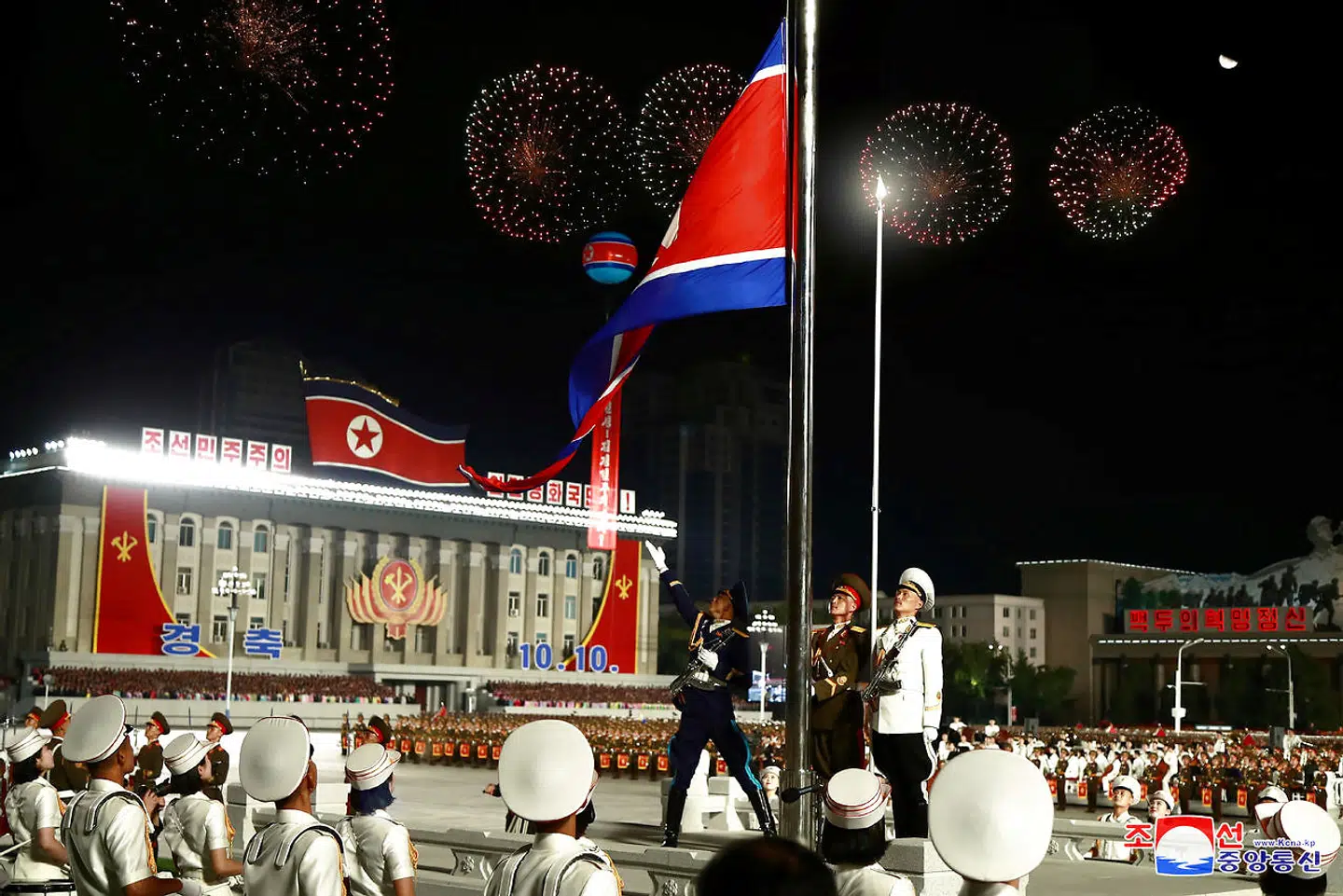 Det nordkoreanske flag er hejst for at markere 75-året for diktaturets kommunistiske styre.