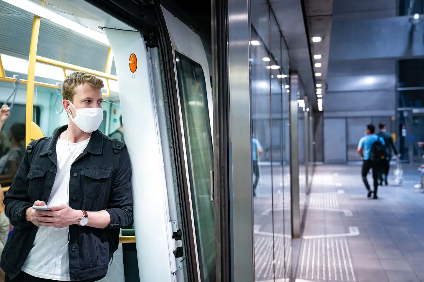 Kravet om at bære mundbind eller visir i den kollektive trafik blev indført i Danmark 22. august. I Norge fraråder FHI, deres svar på Sundhedsstyrelsen, dog at indføre et påbud.