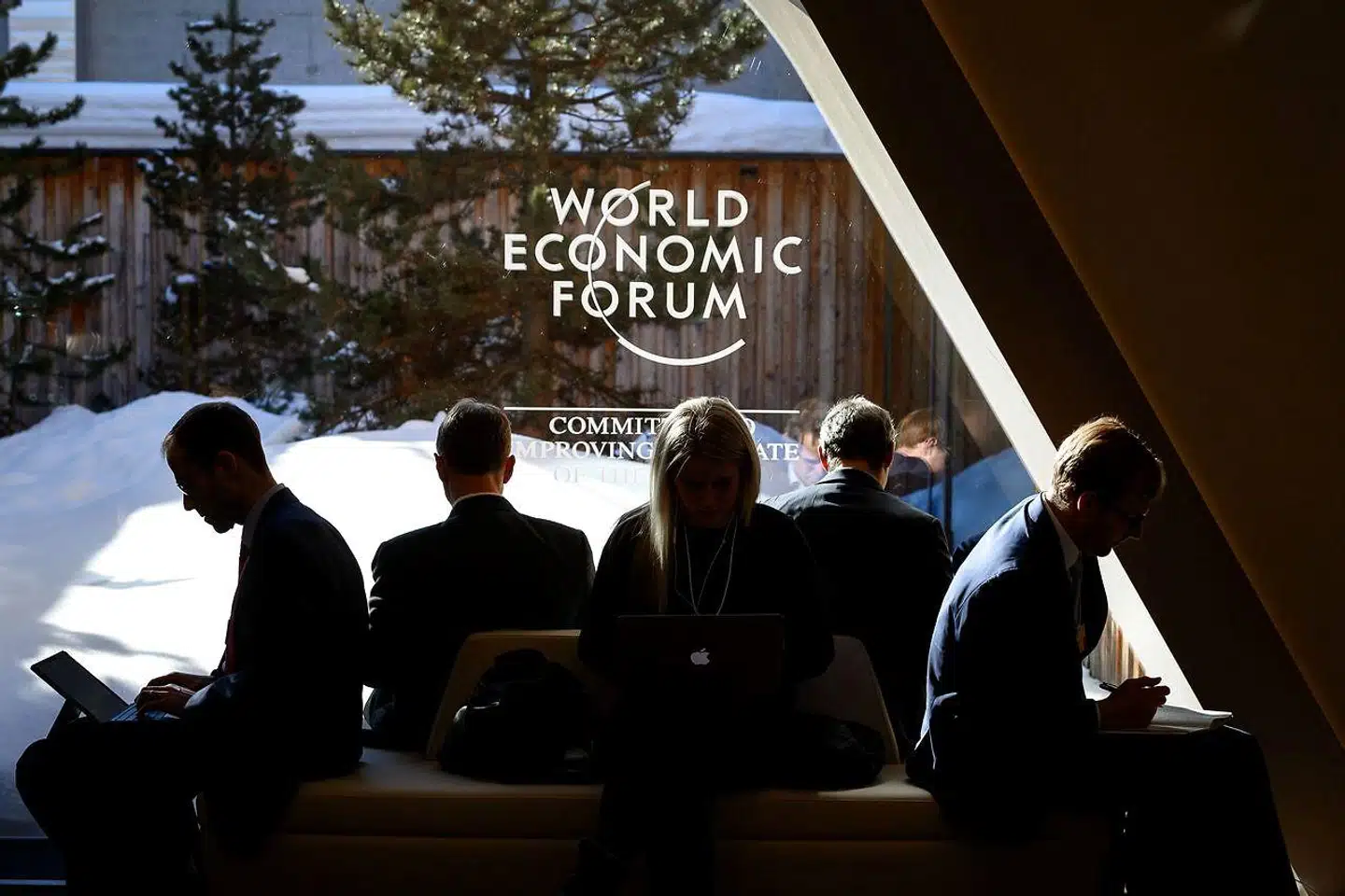 »Da verdens spidser inden for erhvervsliv og politik i januar 2020 mødtes til det årlige World Economic Forum i Davos, vedtog de et manifest, som slog fast, at virksomheder blandt andet bør tjene det omkringliggende samfund ved »at betale deres retfærdige andel af skat«,« skriver Jakob Bundgaard, Jens Munch Holst, Jon Johnsen m.fl.