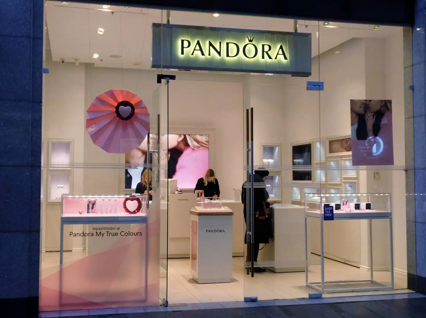 En Pandora butik i Riga i Letland. Fremover vil mere af salget i den danske smykkevirksomhed ske online.