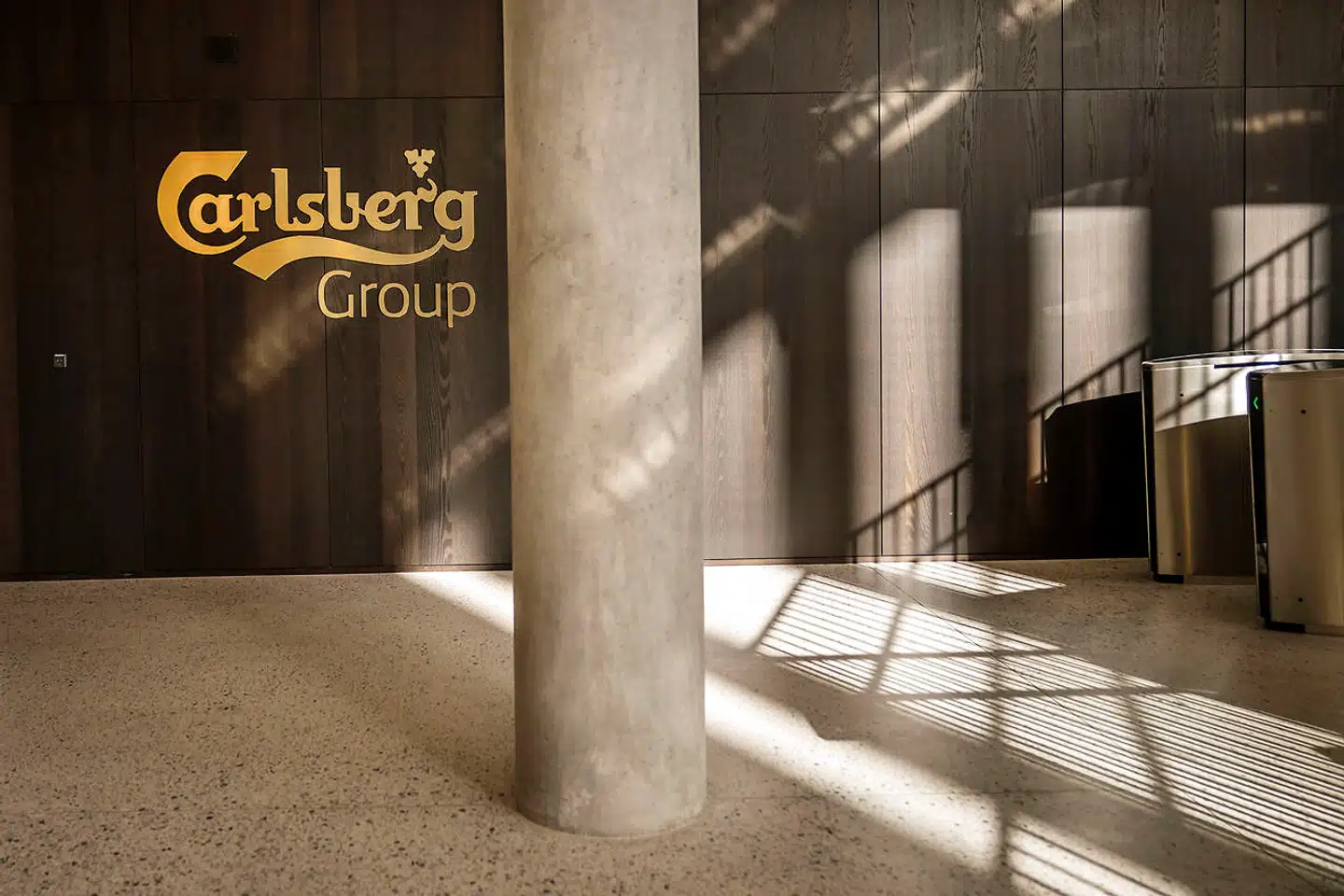 Internal emails show that Carlsberg's local subsidiary i Malaysia was aware that a large quantity of the brewer's beer was being sold without paying the statutory tax duties.