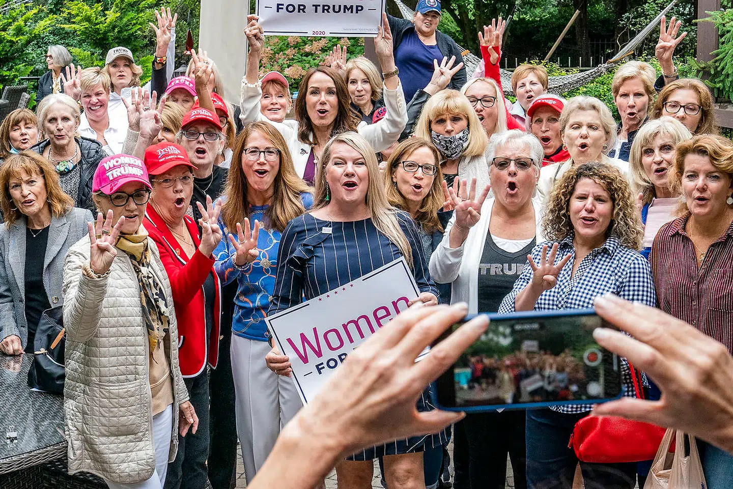 »Four more years,« råbes der ved »Kvinder for Trump«-arrangementet i Bloomsville i det nordlige Detroit, mens flere signalerer det samme ved med den ene hånd at fremvise fire fingre.