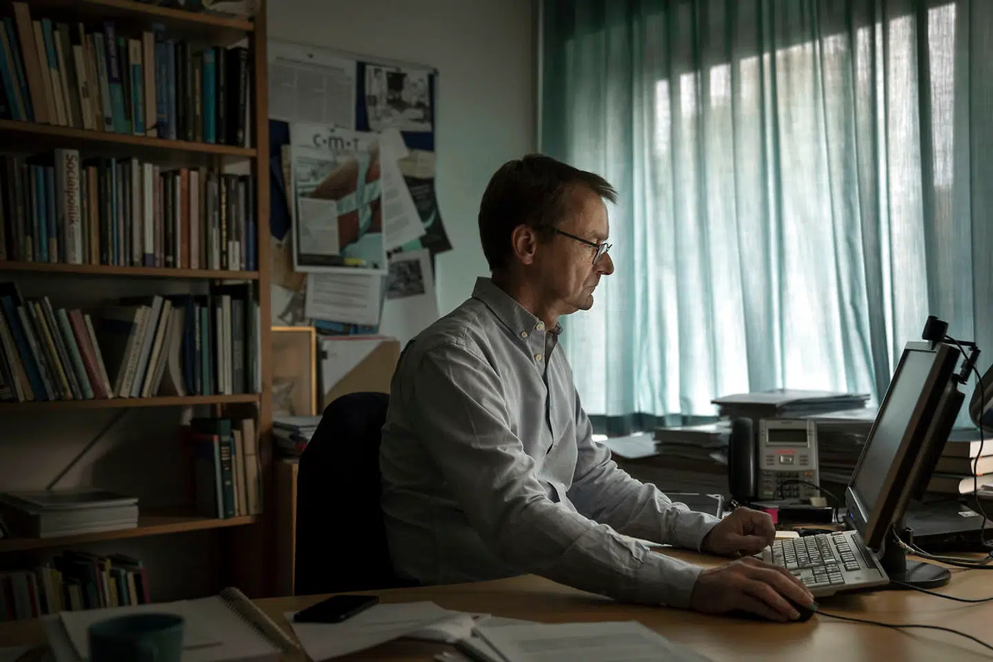 Torben M. Andersen har i mere end 30 år været professor på Institut for Økonomi ved Aarhus Universitet. Michael Svarer har kontor to døre længere henne ad gangen på den gamle handelshøjskole, hvor instituttet har til huse. Og Philipp Schröders kontor ligger nærmest lige nedenunder Torben M. Andersens. Men de tre økonomer, der til daglig er kolleger, kunne kun mødes virtuelt, mens de arbejdede på rapporten til politikerne.