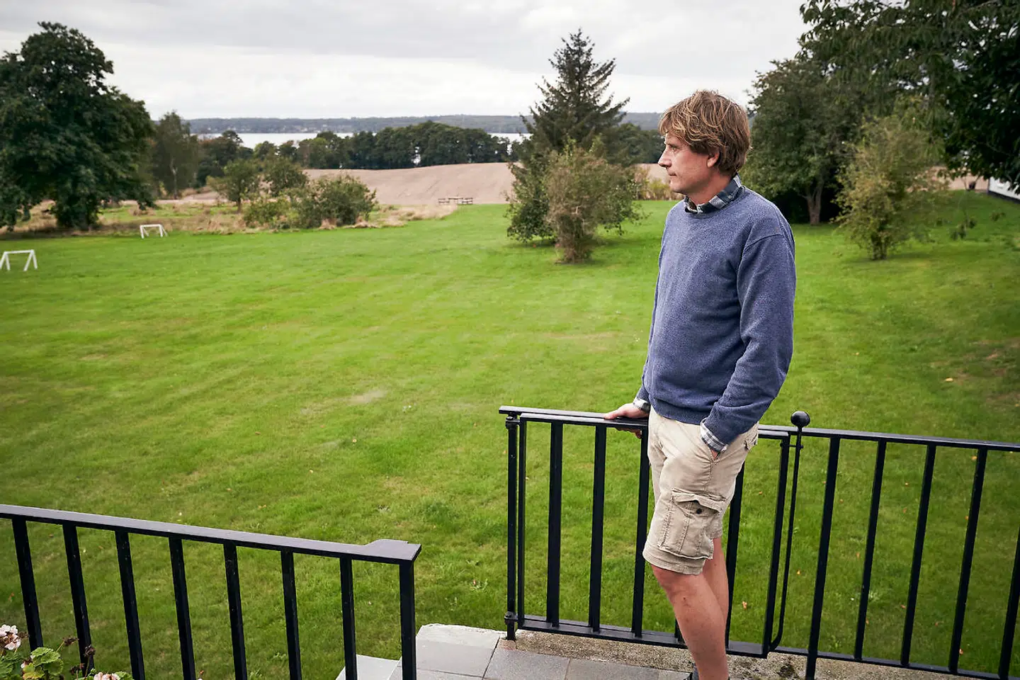 Mads Hartvig Jensens grund ligger ned til Esrum Sø og har en værdi på op mod 40 millioner kroner. Nu bekæmper han planer om en sti rundt om søen, der vil gå over hans grund.