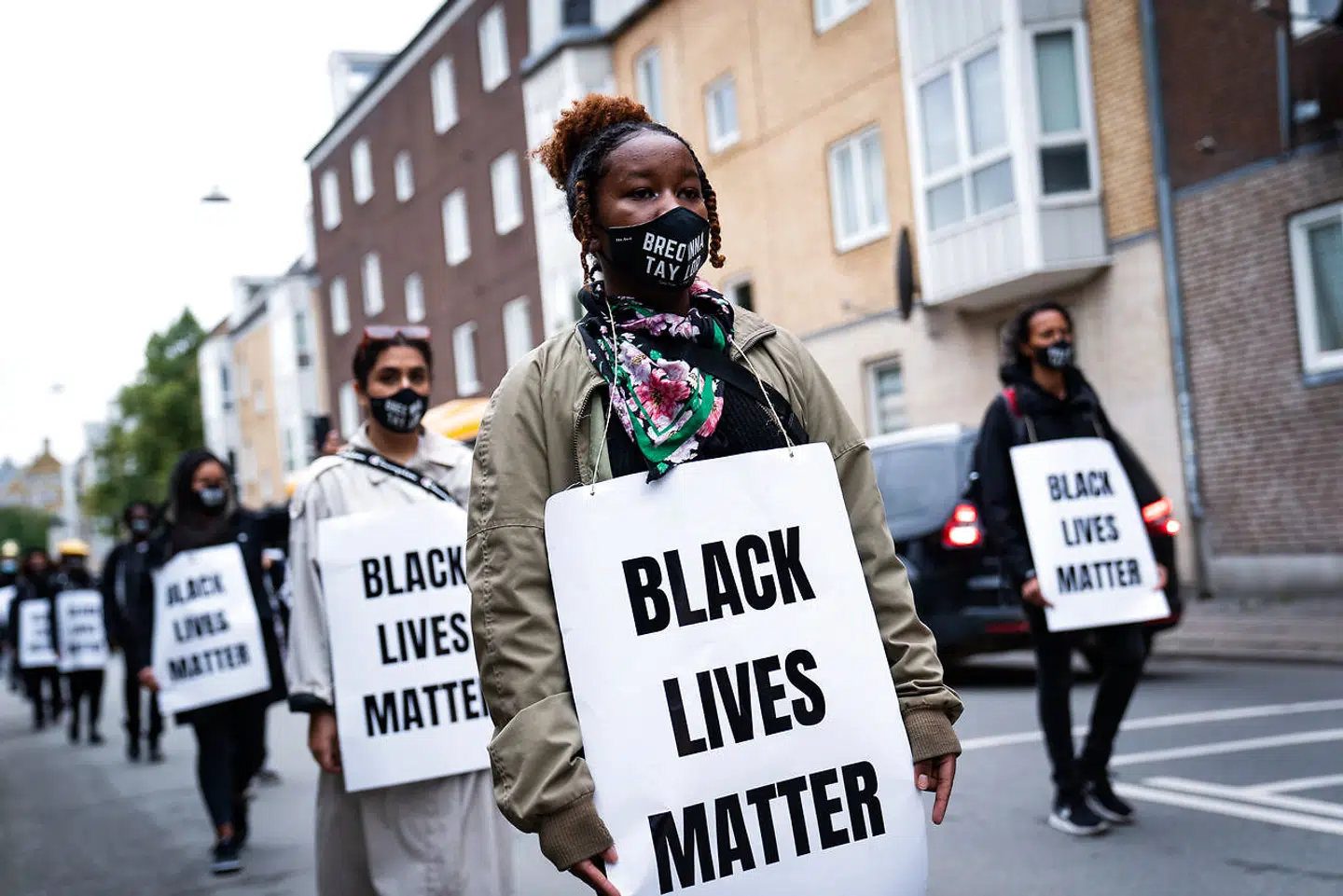 »For bare halvtreds år siden levede der næsten ingen ikke-hvide eller sorte i Danmark. Som minister Kaare Dybvad har sagt det, så er der intet at hente i at følge den yderste venstrefløj og foretage en falsk problemimport,« skriver John de Summer Brason. På billedet demonstranter fra bevægelsen Black Lives Matter i København tirsdag 6. oktober 2020. Foto: Emil Helms/Ritzau Scanpix