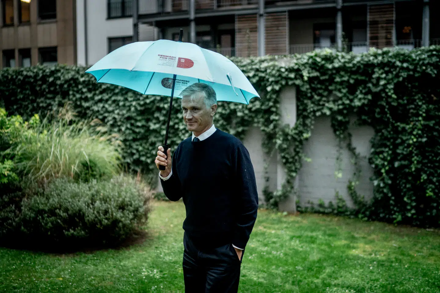 Jonas Bering Liisberg er Danmarks EU-ambassadør. Han fungerer som den til enhver tid siddende regerings forlængede arm i Bruxelles. Her er han fotograferet i den lille have, der støder til ambassadens kontorbygning i Bruxelles.