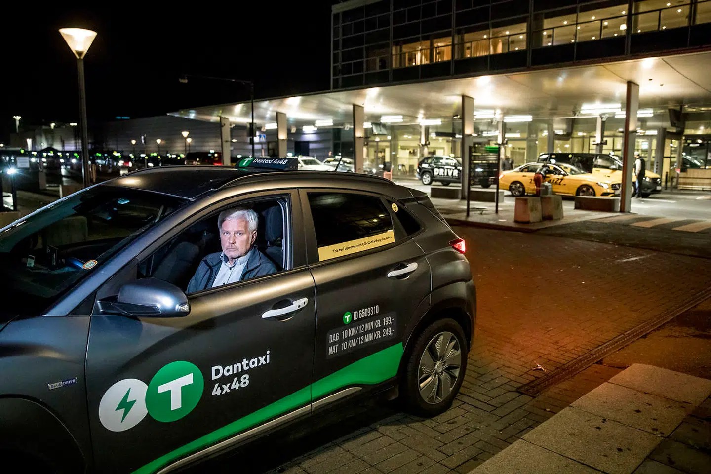 Bag taxichauffør Christian Schou holder godt og vel 50 taxier og venter på en kunde.