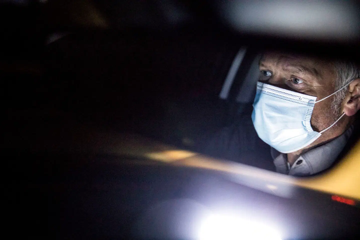 »Jeg har en god vognmand og chef, som holder hånden under os, men han må da overveje, om han skal fyre nogen af os. Og selv om jeg elsker mit job, er det lige før, at jeg håber på det,« siger taxichauffør Christian Schou.