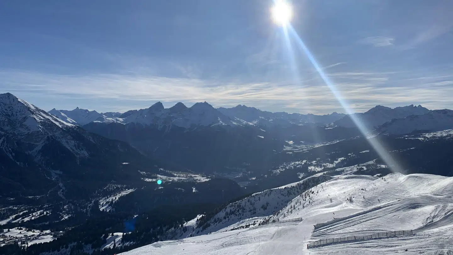 Synet, der møder os, da vi kommer ud af den første gondollift »Rothorn 1« i de solbadede schweiziske alper ved byen Lenzherheide.