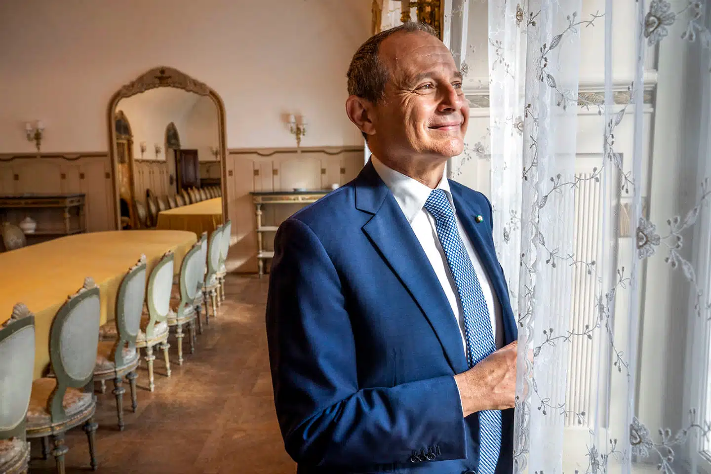 Luigi Ferrari elsker at bo i det gamle palæ ved Amalienborg – men han siger, at det også kan være stressende at gå at vente på det næste, der går i stykker.