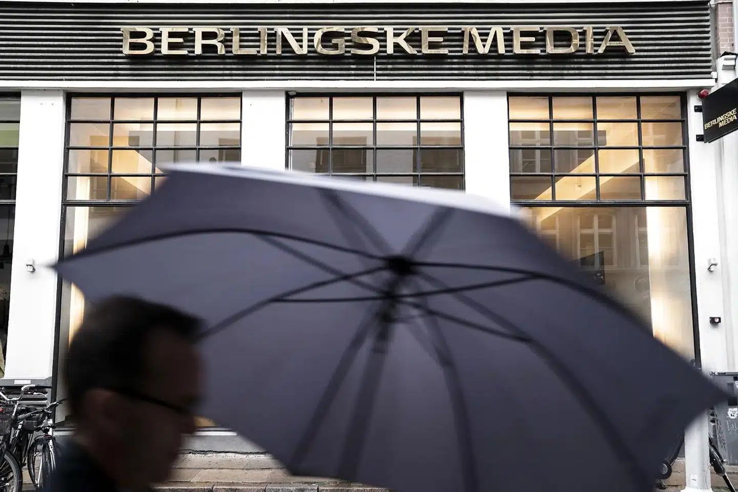 »I en erklæret konservativ avis er under ti procent af de tilknyttede skribenter og medarbejdere erklæret konservative. Det er både besynderligt og dybt problematisk,« skriver Torben Bramming, Nicolai Foss, Thomas Gress, Katrine Winkel Holm m.fl.