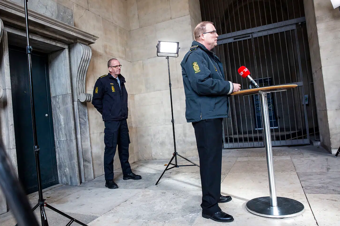 Ledende politiinspektør Poul Kjeldsen (th.) og politiinspektør Tommy Laursen (tv.) orienterede fredag foran Politigården i København om politiets intensiverede indsats mod banderne.