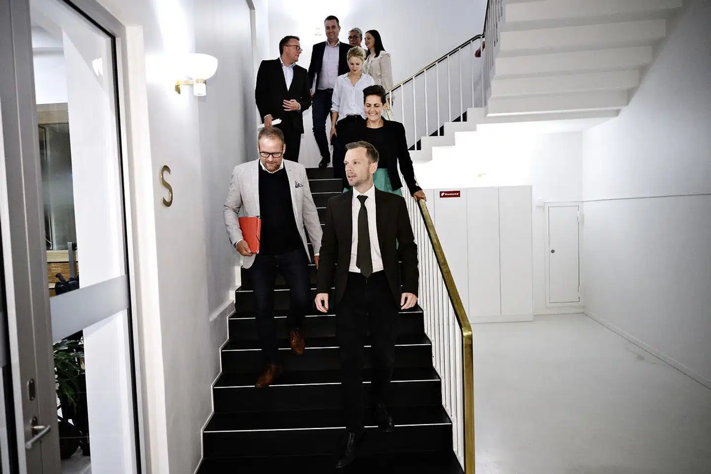 Beskæftigelsesminister Peter Hummelgaard (S), René Christensen (DF), Pia Olsen Dyhr (SF), skatteminister Morten Bødskov (S), Pernille Skipper (EL), Leif Lahn Jensen (S), Karsten Hønge (SF) og Victoria Velásquez (EL), da Regeringen, SF, Enhedslisten og Dansk Folkeparti præsenterede en aftale om en ret til tidlig pension i Beskæftigelsesministeriet natten til lørdag.