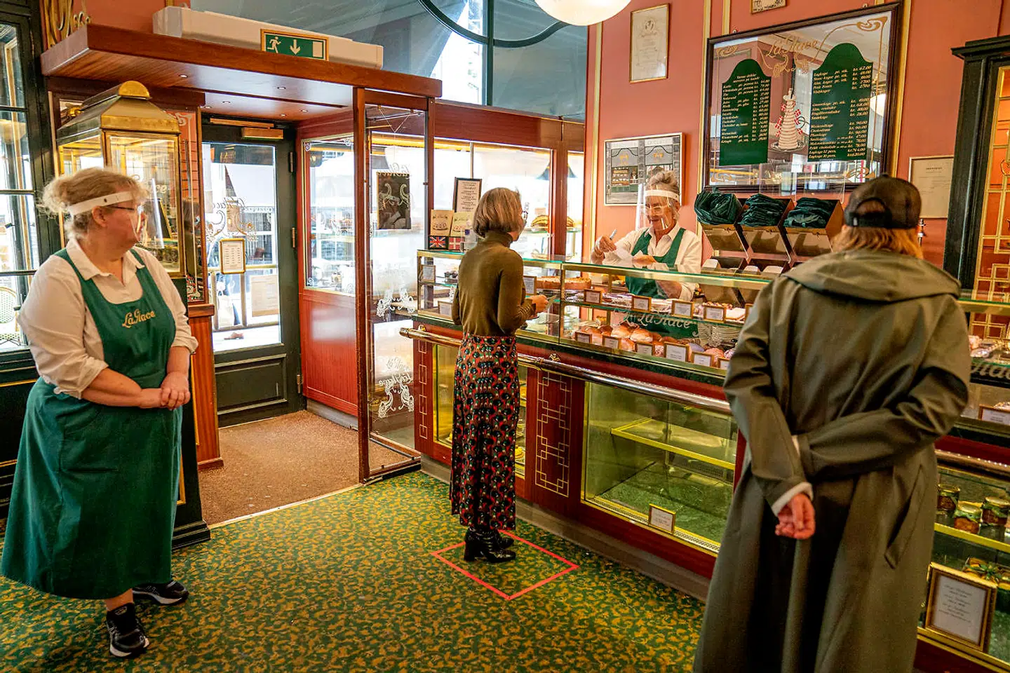 Betjening nu med visir. Til gengæld ligner meget sig selv her i Conditori La Glace, som har rundet et skarpt hjørne med sine 150 år.
