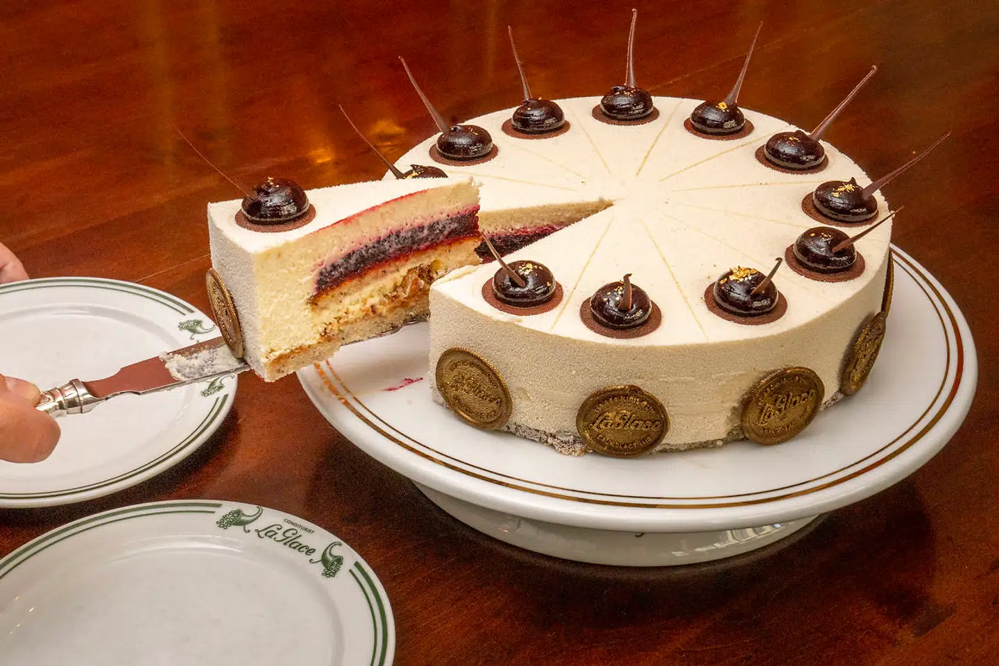 Den veganske jubilæumskage er udviklet af Jonas Grue Dahl og fremstillet i samarbejde med konditorerne på La Glace. »Nok er vi et historisk sted, men vi befinder os jo i 2020,« siger Marianne Stagetorn Kolos.