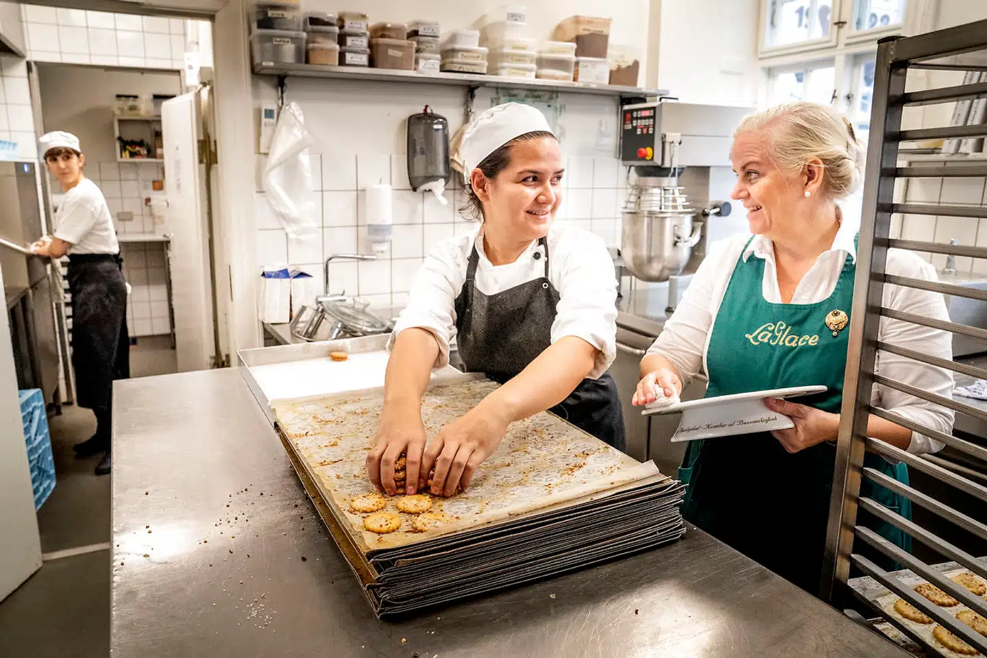 Marianne Stagetorn Kolos er selv udlært konditor – her i småkagebageriet.