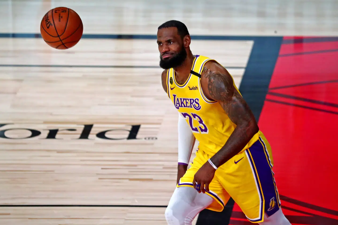 Los Angeles Lakers vandt onsdag over Miami Heat takket være en veloplagt LeBron James. Den 35-årige superstjerne noterede sig i fjerde finalekamp for 28 point, 12 rebounds og 8 oplæg. (Arkivfoto) Kim Klement/Ritzau Scanpix