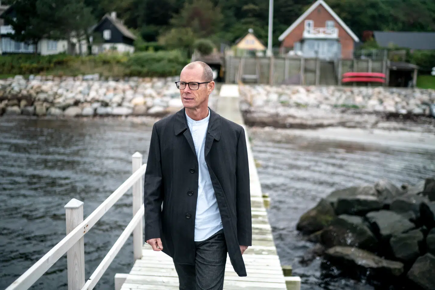 Jacob Fischer, der er formand for kystsikringslaget ved Ålsgårde, skal ligesom andre grundejere igen betale for sikring af kysten.