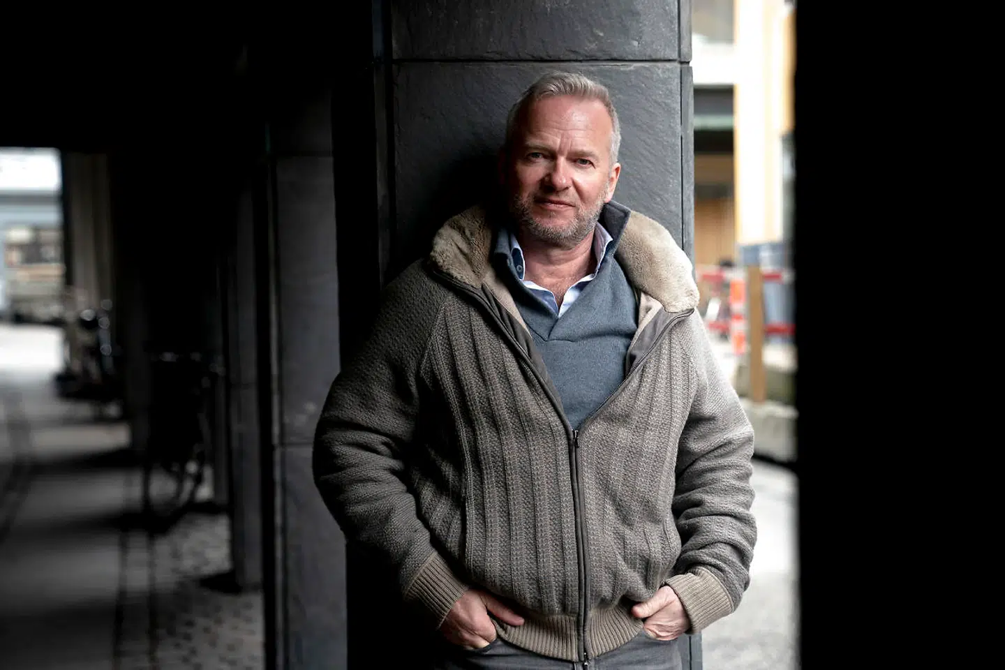 Børshaj og forfatter Lars Tvede grubler over, hvor han skal anbringe de 40 procent af formuen, han har stående kontant.