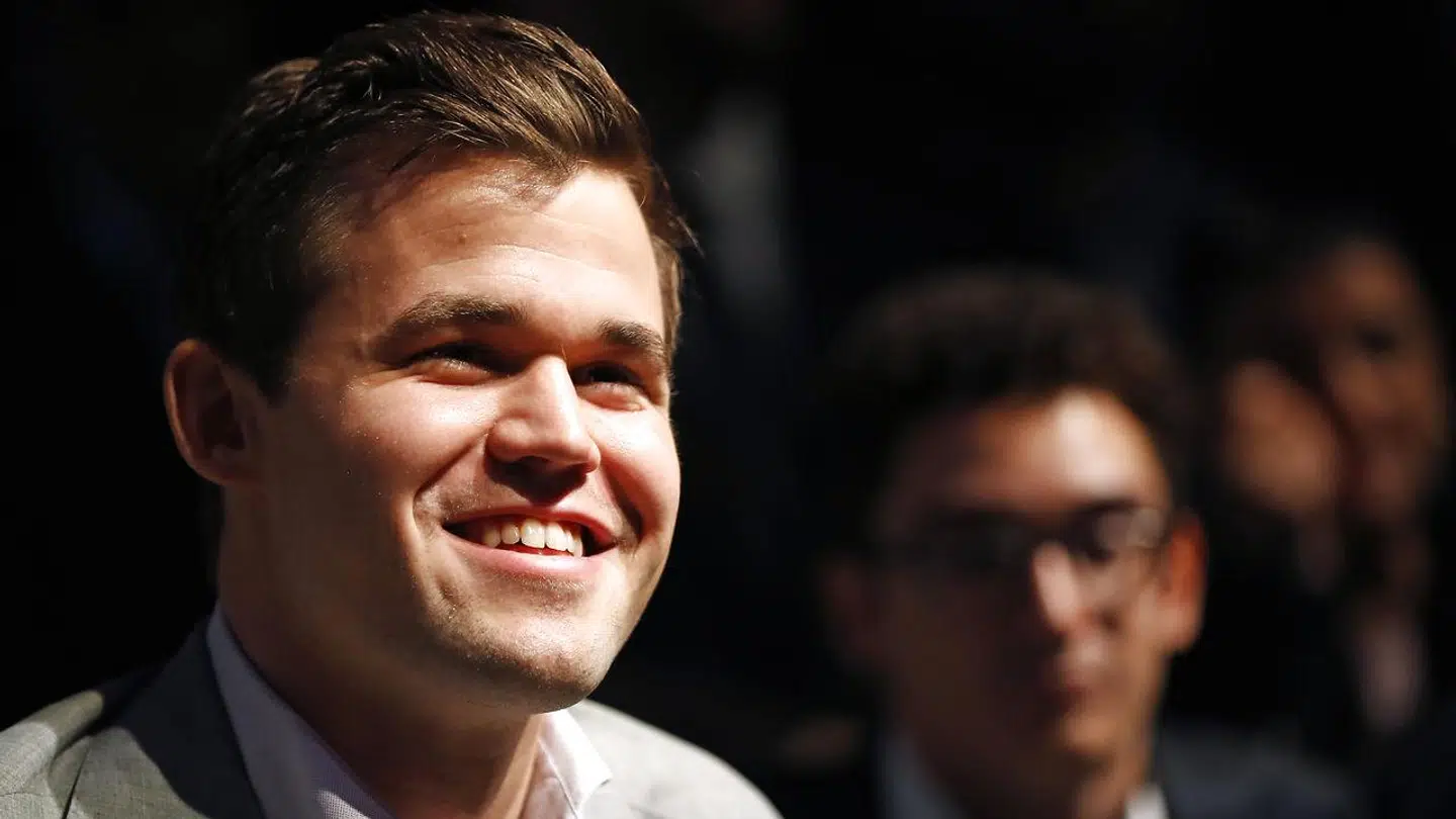 Det norske skakgeni Magnus Carlsen har god grund til at smile. Skakappen »Magnus Play«, som han er medejer af, kom rigtig godt fra start, da selskabet torsdag havde første handelsdag på Oslo Børs.