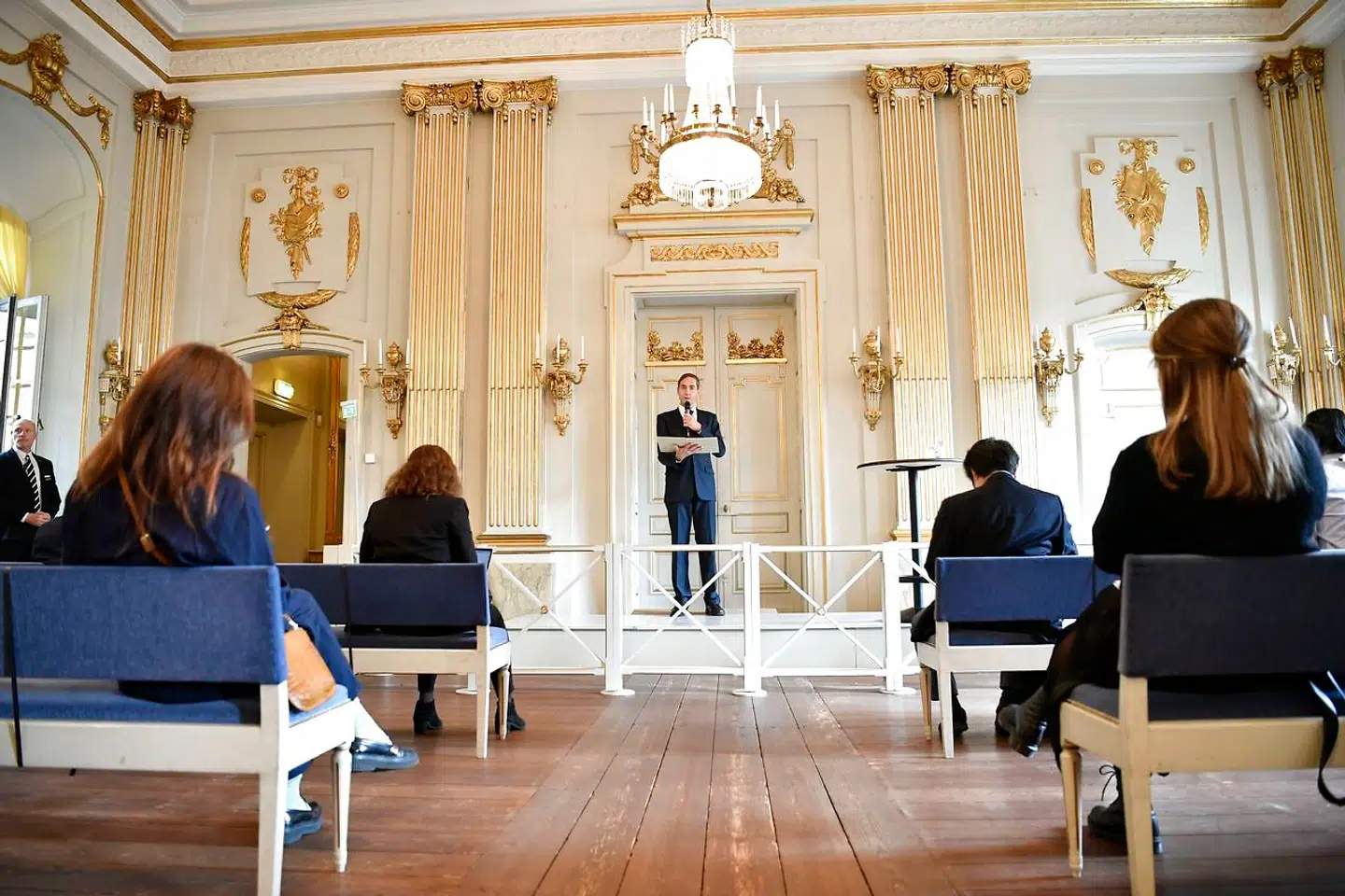 Torsdag klokken 13 offentliggjorde Det Svenske Akademis permanente sekretær Mats Malm navnet på årets modtager af Nobelprisen i litteratur, den amerikanske poet Louise Glück.